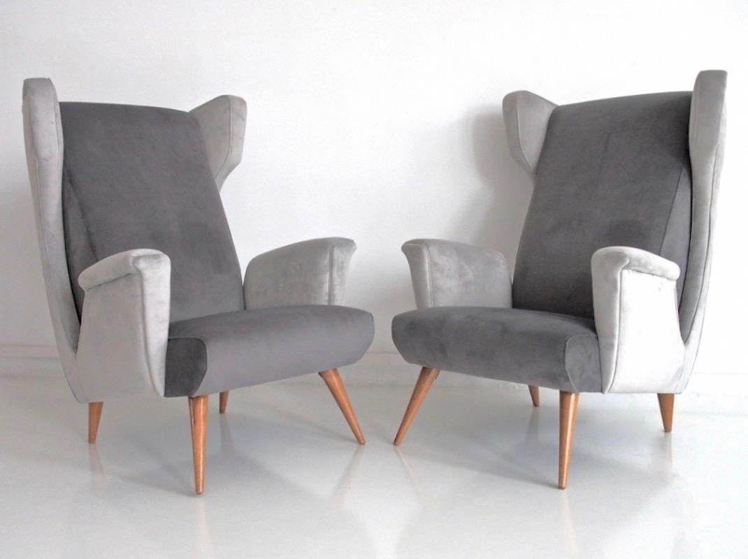 Mid-Century Modern Paire de fauteuils en velours gris dans le style de Gio Ponti en vente