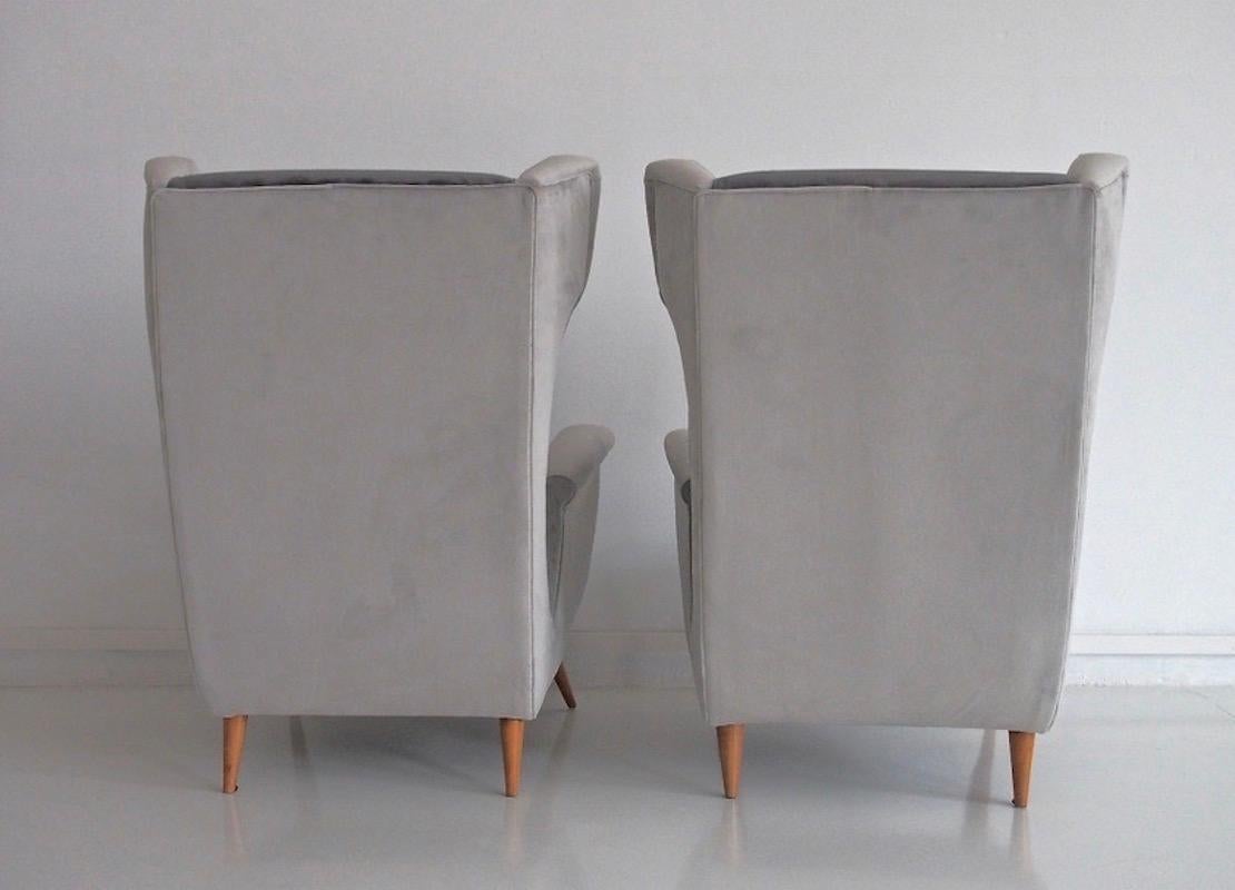 Tacheté Paire de fauteuils en velours gris dans le style de Gio Ponti en vente