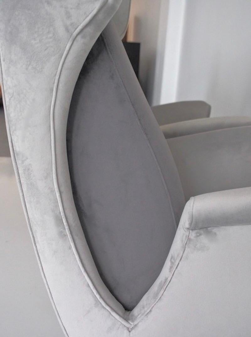 Velours Paire de fauteuils en velours gris dans le style de Gio Ponti en vente