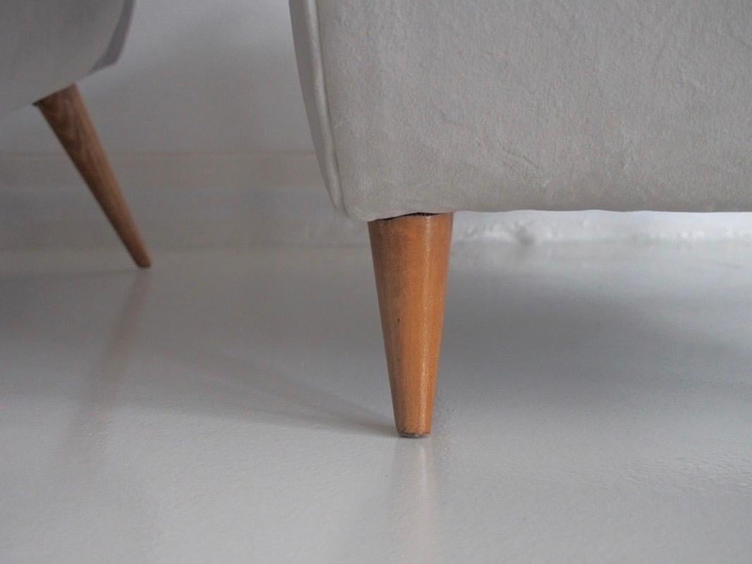 Paire de fauteuils en velours gris dans le style de Gio Ponti en vente 1