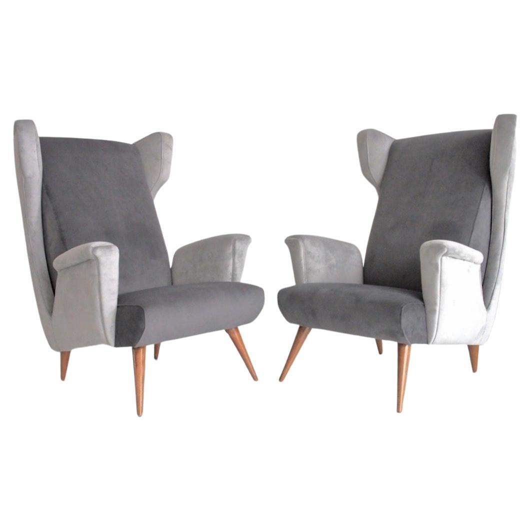 Pareja de sillones de terciopelo gris al estilo de Gio Ponti