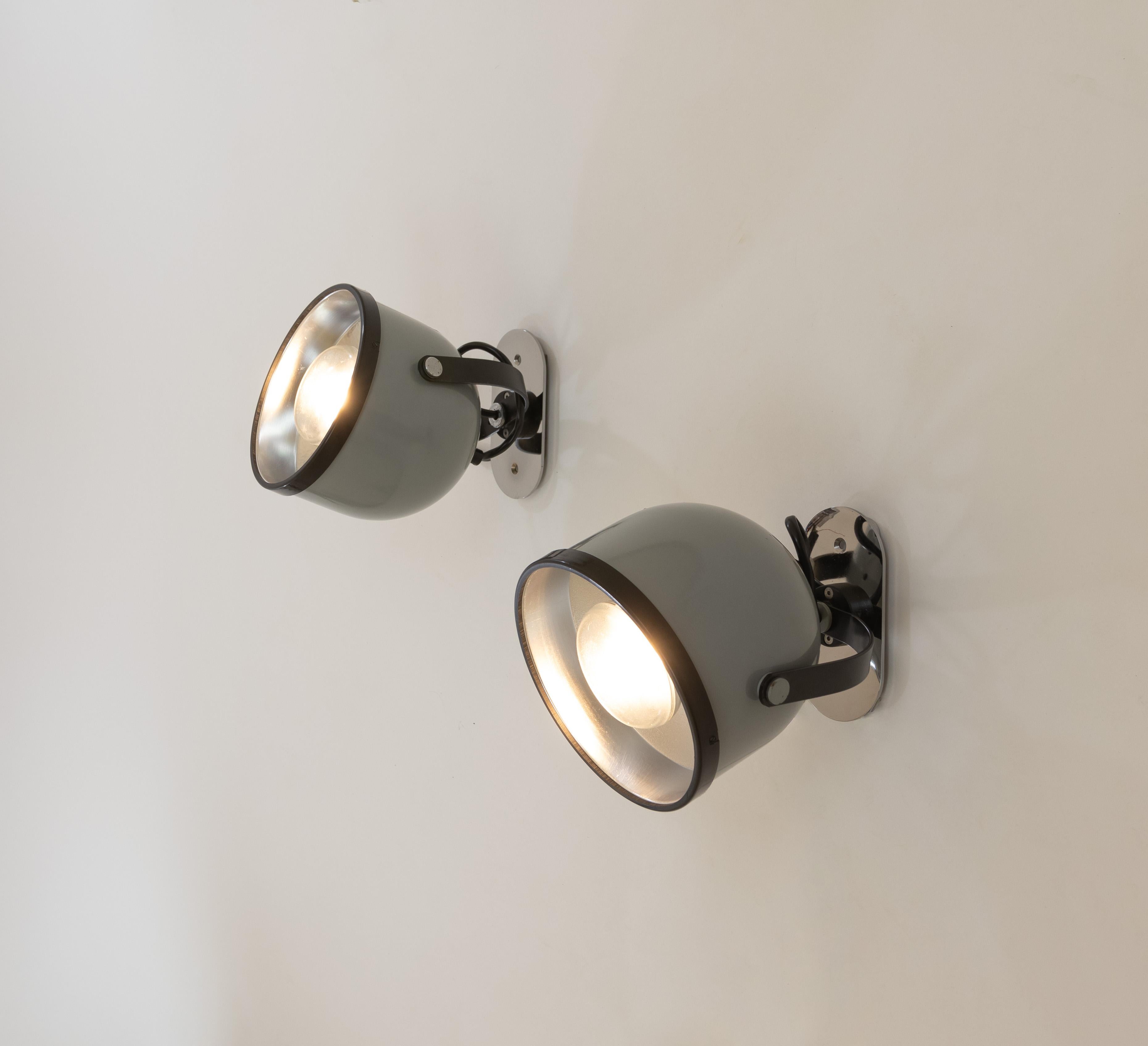 Mid-Century moderno Coppia di lampade da parete grigie di Gae Aulenti e Livio Castiglioni per Stilnovo, anni '70 in vendita