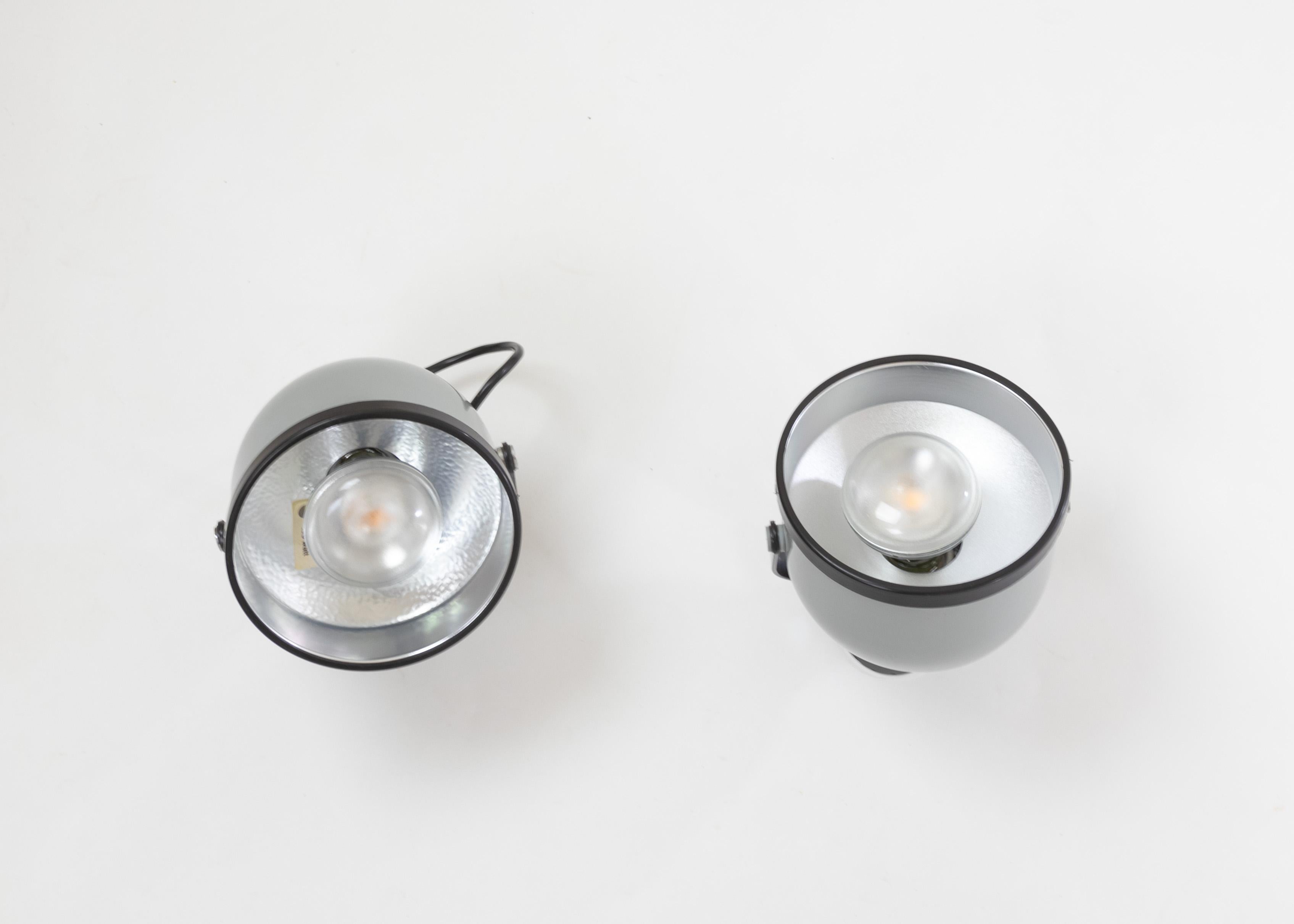 Fine XX secolo Coppia di lampade da parete grigie di Gae Aulenti e Livio Castiglioni per Stilnovo, anni '70 in vendita