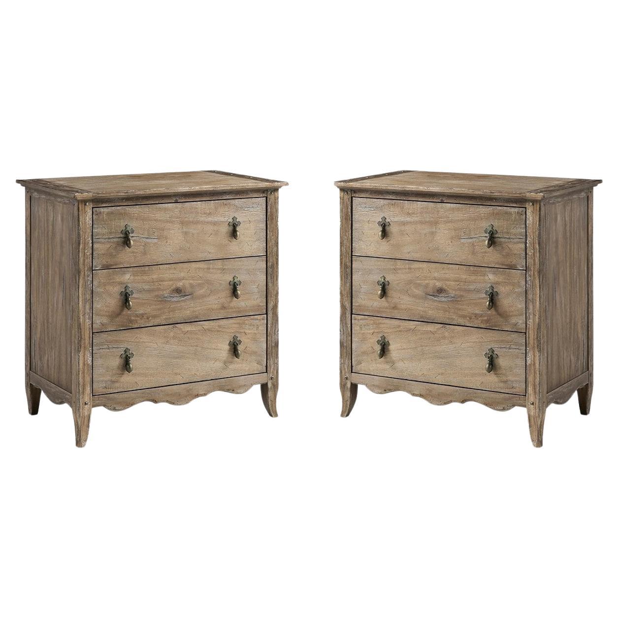 Pair of Greyed Oak Country 3-Drawer Bedside Chests en vente