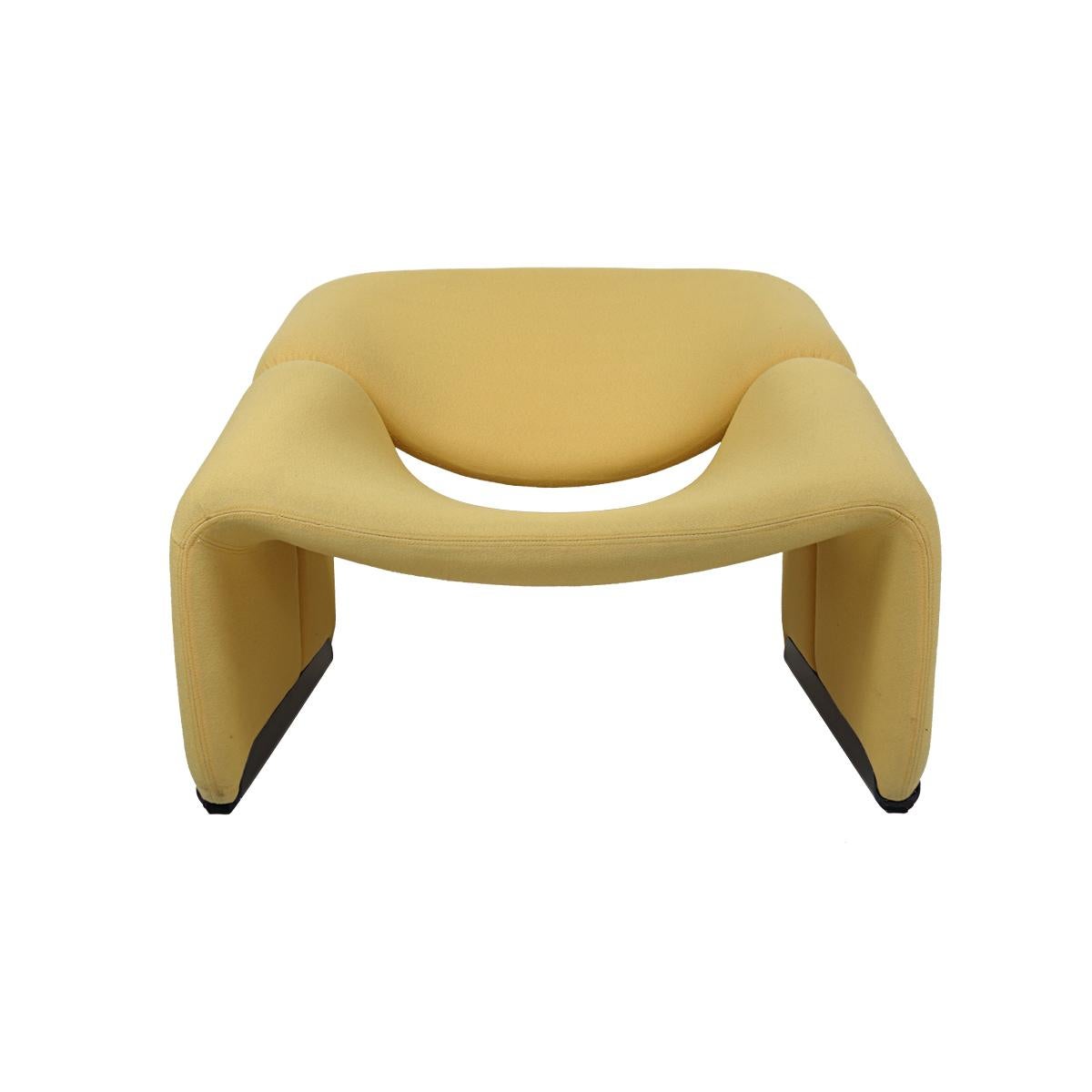 Der Groovy Chair oder F598, entworfen von Pierre Paulin für Artifort, ist ein echter Designklassiker. 
Er ist nicht nur sehr angenehm für das Auge, vor allem in dieser atemberaubenden Maisfarbe, sondern auch bemerkenswert bequem, vor allem
