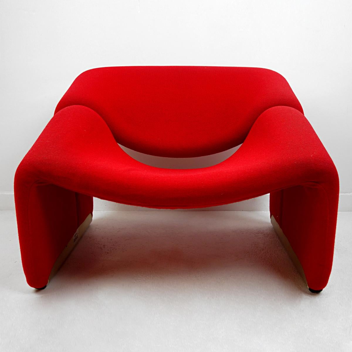 The groovy chair, or F598, was designed in 1973 by France’s top designer Pierre Paulin for Holland’s most Avant Garde furniture maker Artifort. Their compactness combined with great comfort and of course iconic looks made this chair one of the stars
