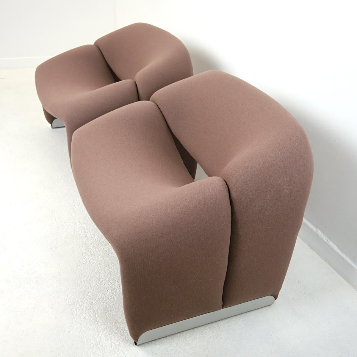 The groovy chair, or F598, was designed in 1973 by France’s top designer Pierre Paulin for Holland’s most Avant garde furniture maker Artifort. Their compactness combined with great comfort and of course iconic looks made this chair one of the stars