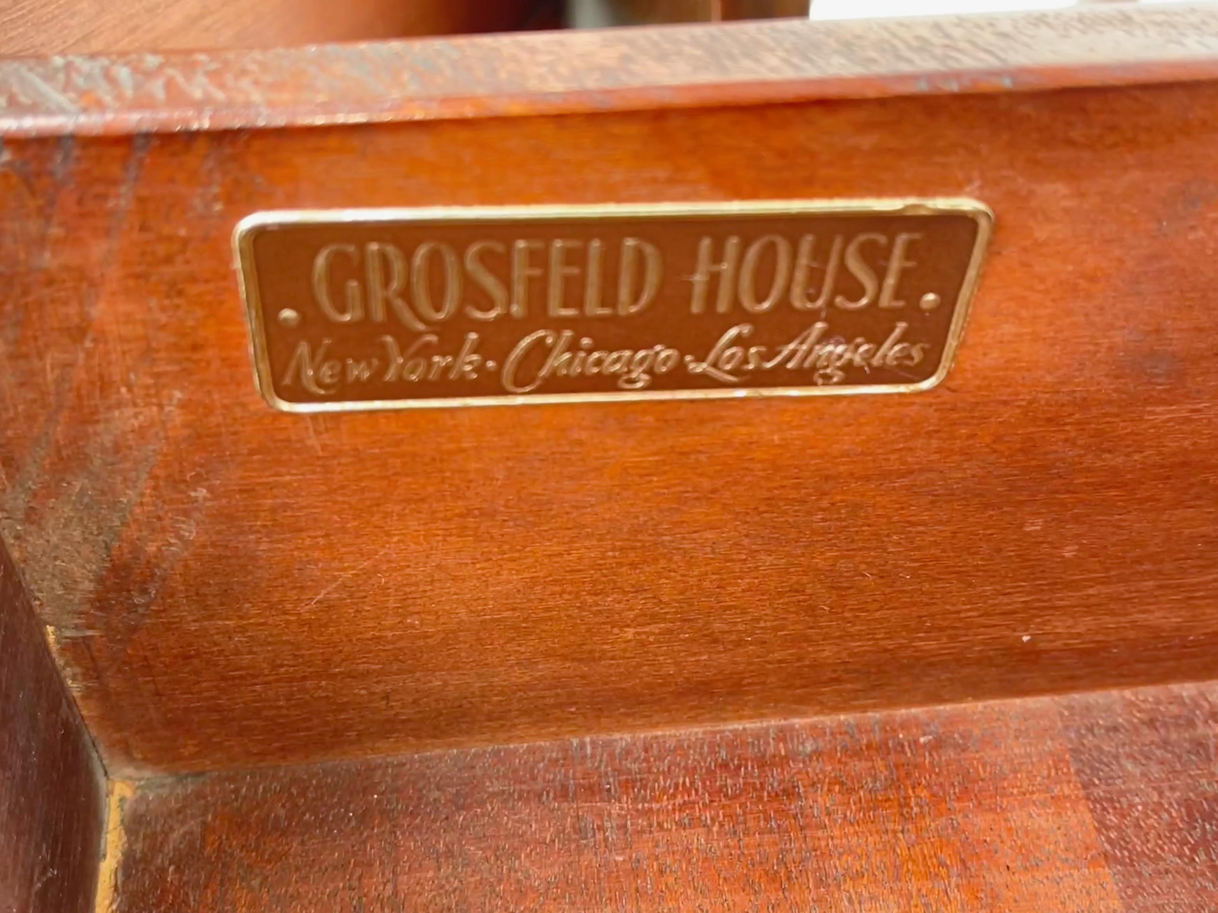 Acajou Paire de tables d'appoint en acajou de la maison Grosfeld n° 3726A en vente