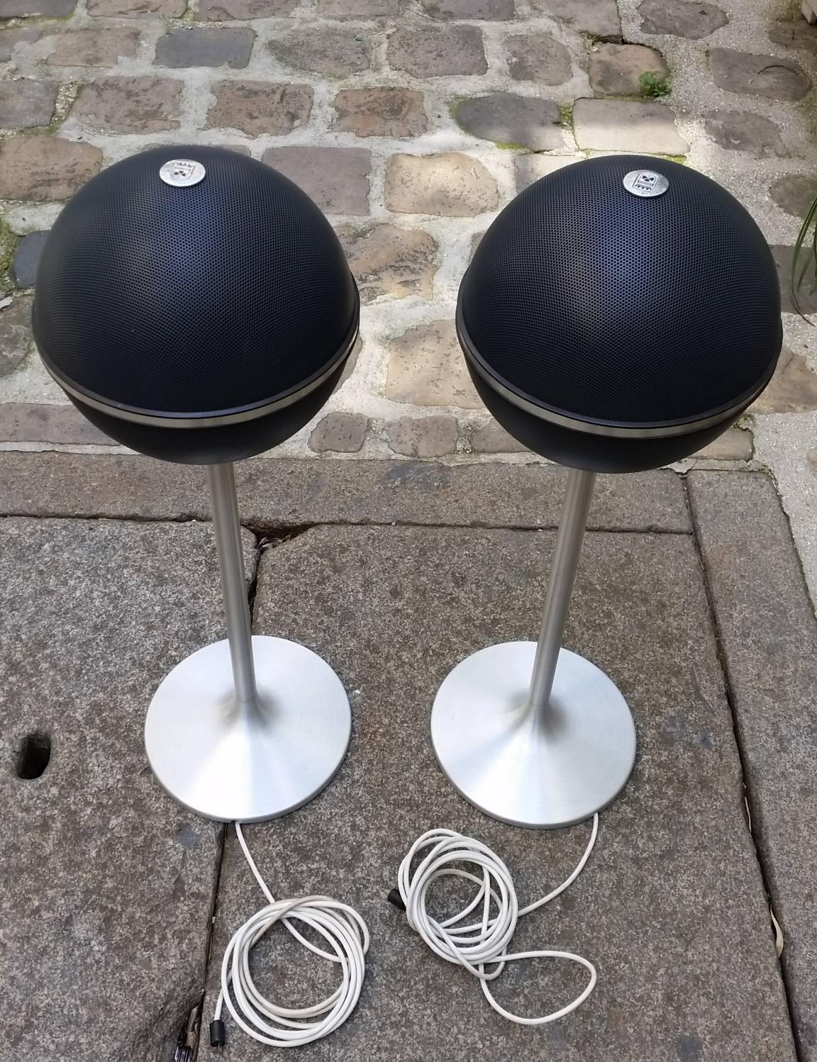 Paire de Grundig Audiorama 5000 noir sur pied tulipe haut en aluminium avec contour des bandes en métal argenté.
Quatre haut-parleurs fonctionnels par enceinte,
vers 1976.
poids approximatif de 6 kg par pièce
Mesures : Hauteur 80 cm
Diamètre 25