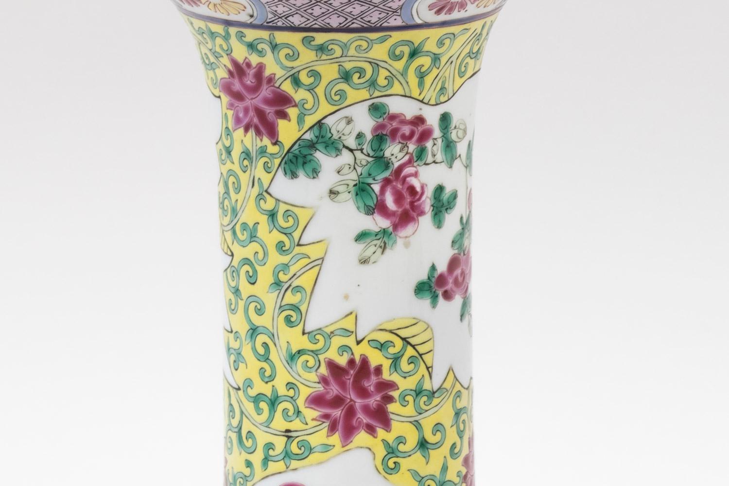 Pareja de jarrones familiares de porcelana rosa con forma de Gu, finales del siglo XIX en Bueno estado para la venta en Saint-Ouen, FR