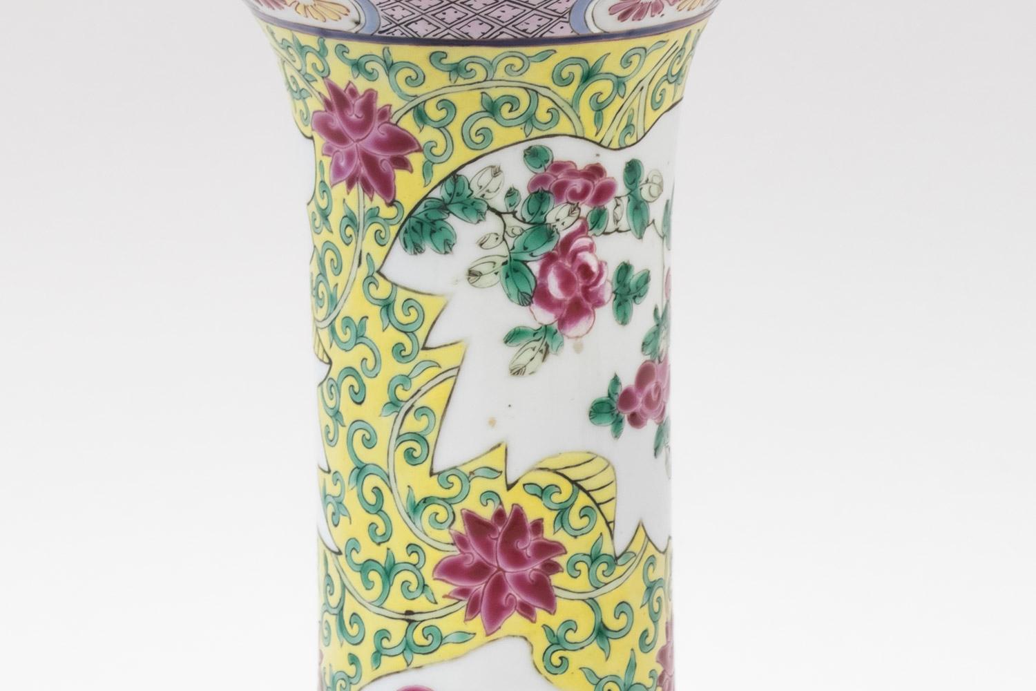 Paire de vases de famille en porcelaine rose de forme Gu, fin du 19ème siècle Bon état - En vente à Saint-Ouen, FR