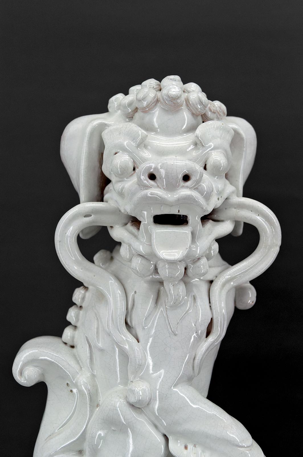 Paar Guardian Lions / Fo Dogs / Shizi, weiße Keramik, China, Qing-Ära, 19. Jahrhundert, Paar  im Angebot 3