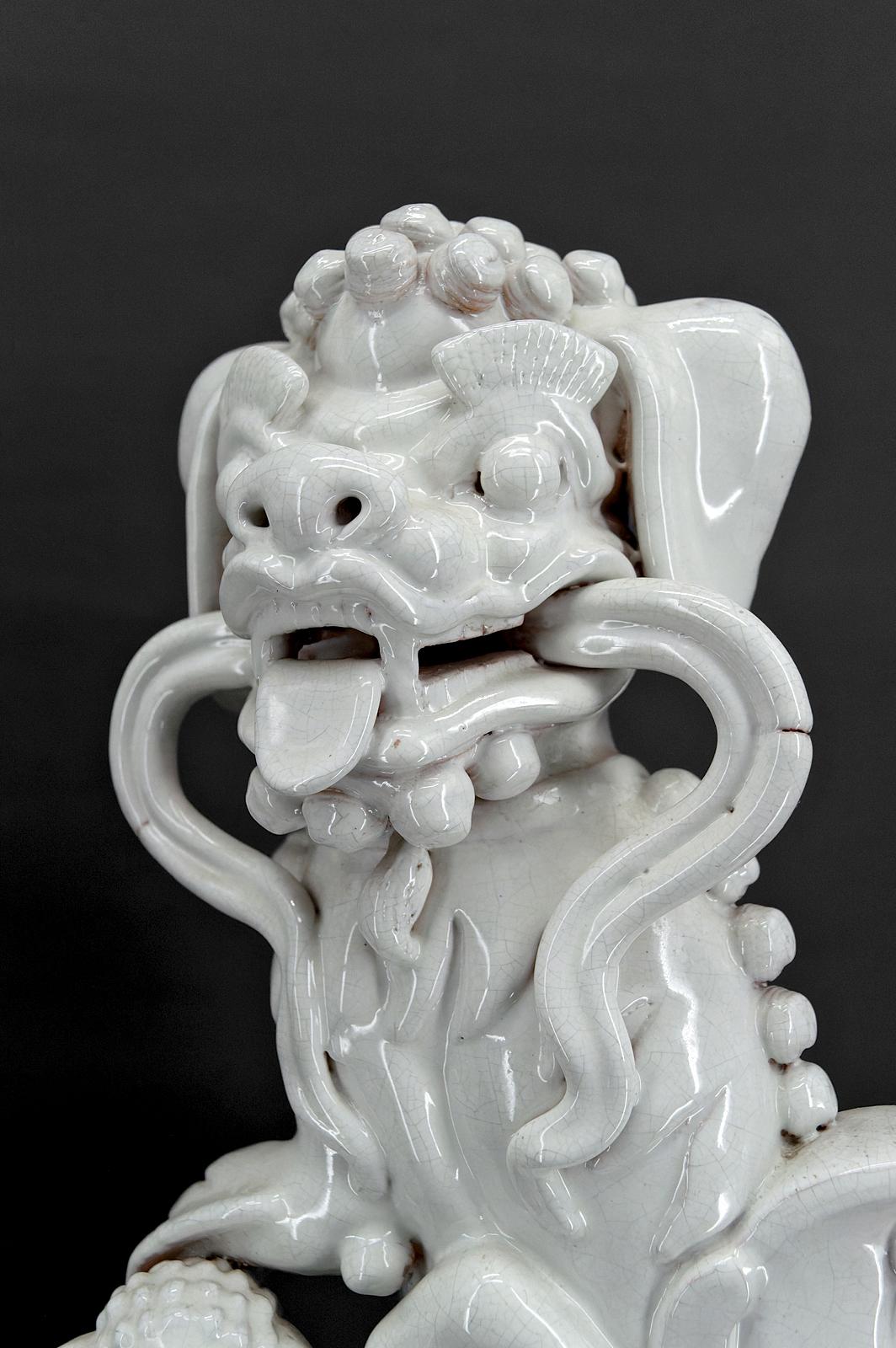 Paar Guardian Lions / Fo Dogs / Shizi, weiße Keramik, China, Qing-Ära, 19. Jahrhundert, Paar  im Angebot 5