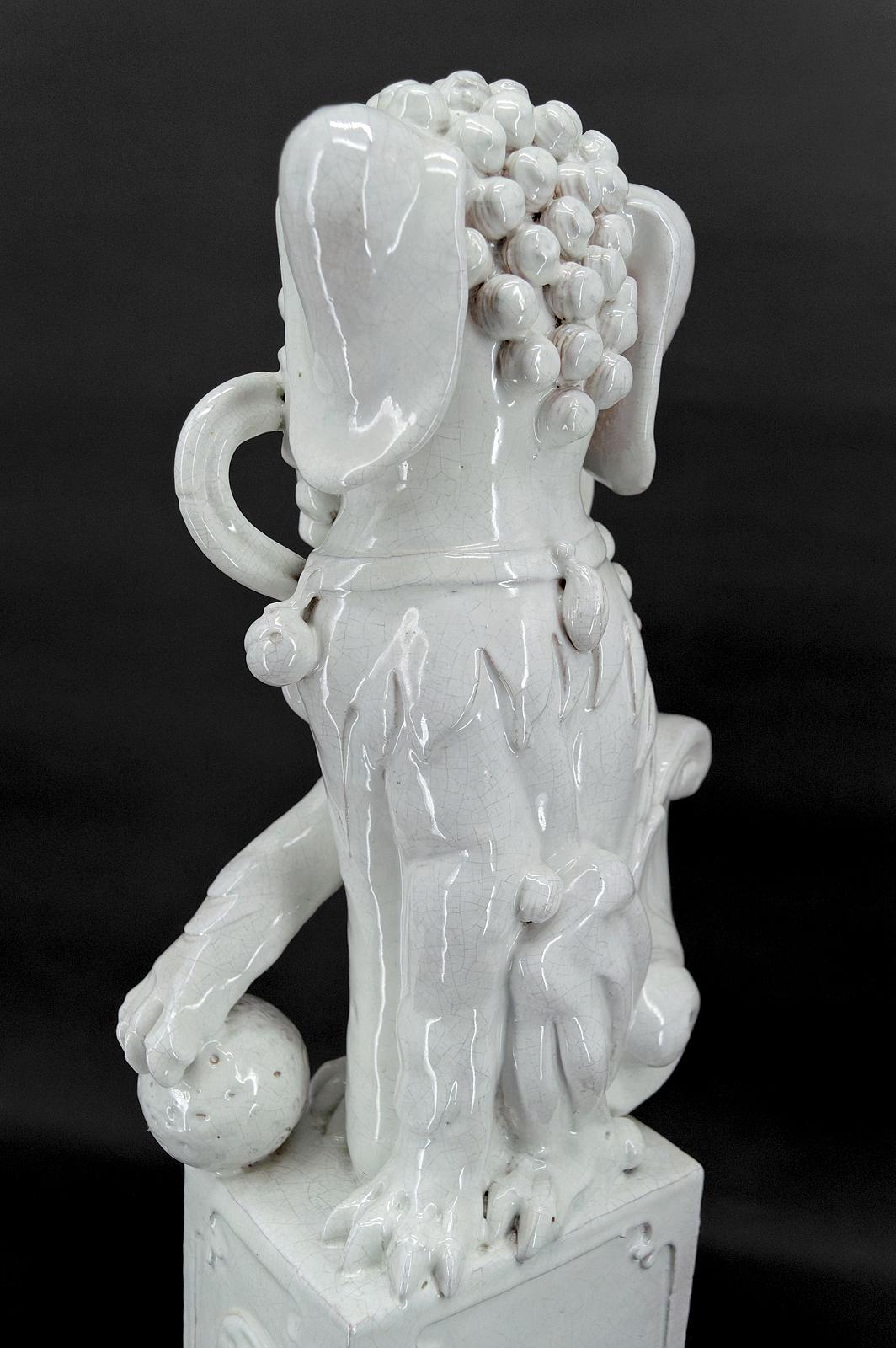 Paar Guardian Lions / Fo Dogs / Shizi, weiße Keramik, China, Qing-Ära, 19. Jahrhundert, Paar  im Angebot 11