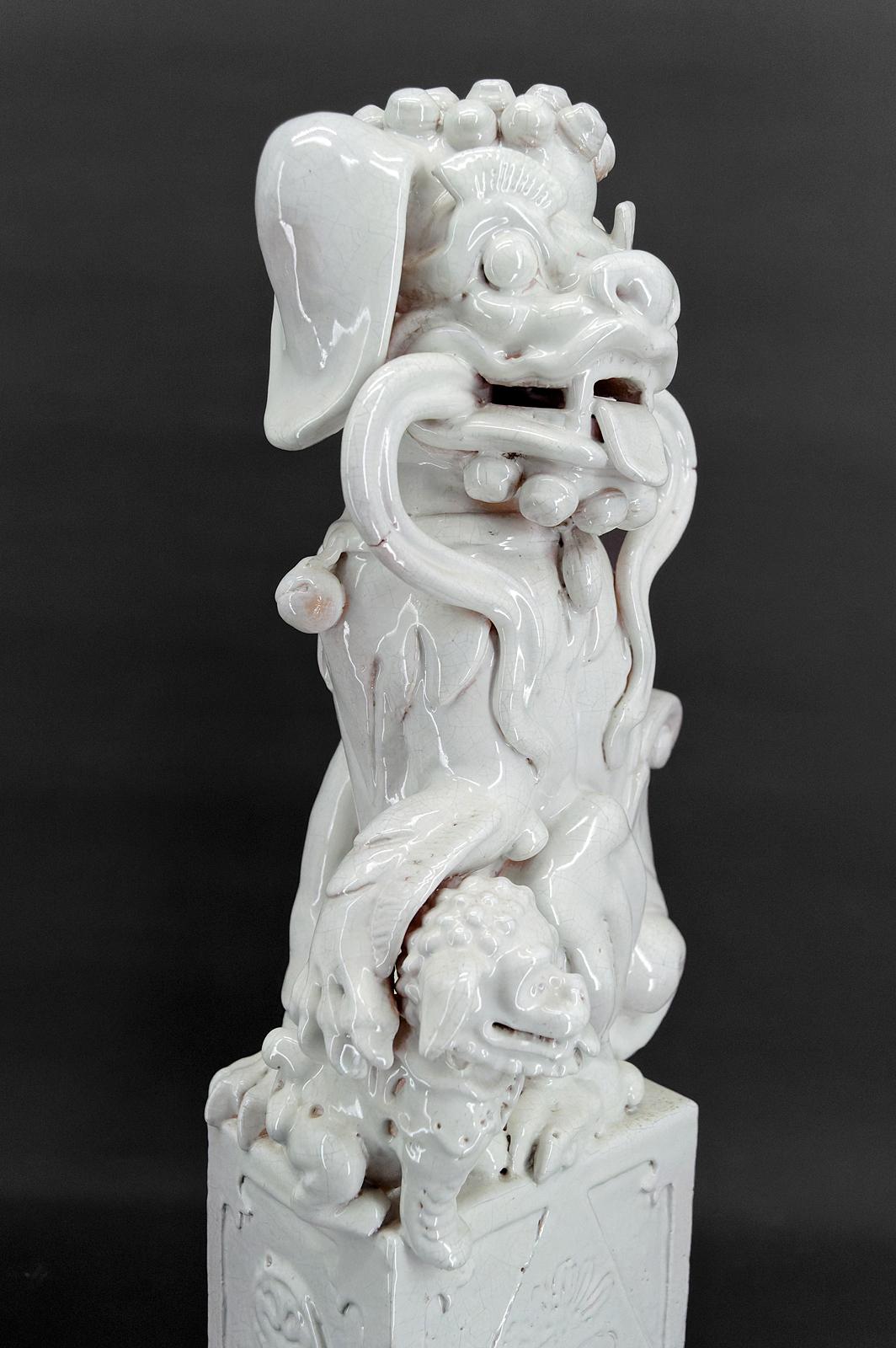 Paar Guardian Lions / Fo Dogs / Shizi, weiße Keramik, China, Qing-Ära, 19. Jahrhundert, Paar  im Angebot 13