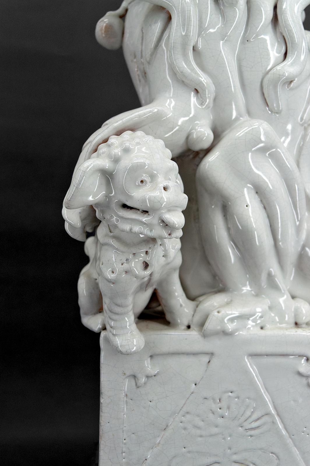 Pair of Guardian Lions / Fo Dogs / Shizi, White Ceramic, China, Qing Era, 19th  In Good Condition For Sale In VÉZELAY, FR