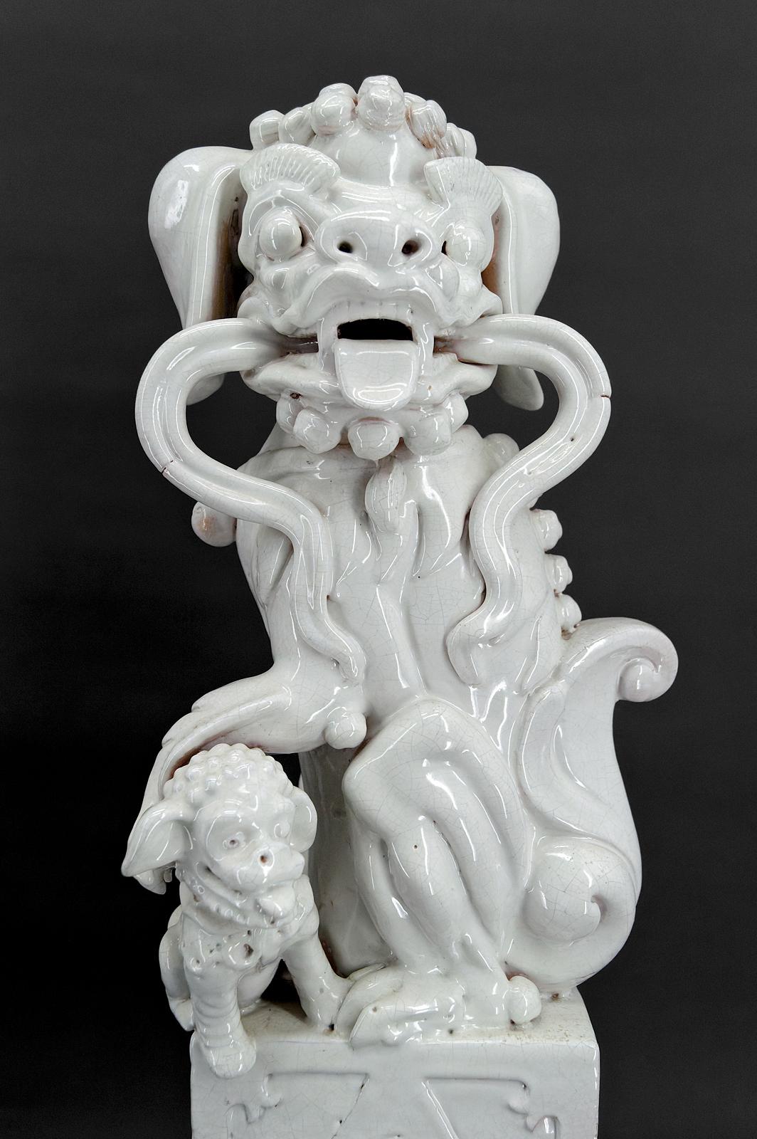 Paar Guardian Lions / Fo Dogs / Shizi, weiße Keramik, China, Qing-Ära, 19. Jahrhundert, Paar  im Zustand „Gut“ im Angebot in VÉZELAY, FR