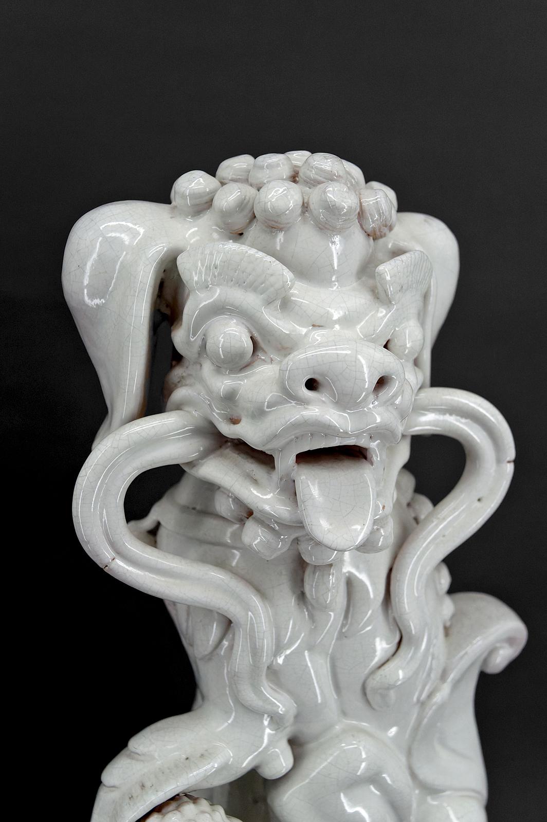 Paar Guardian Lions / Fo Dogs / Shizi, weiße Keramik, China, Qing-Ära, 19. Jahrhundert, Paar  im Angebot 1