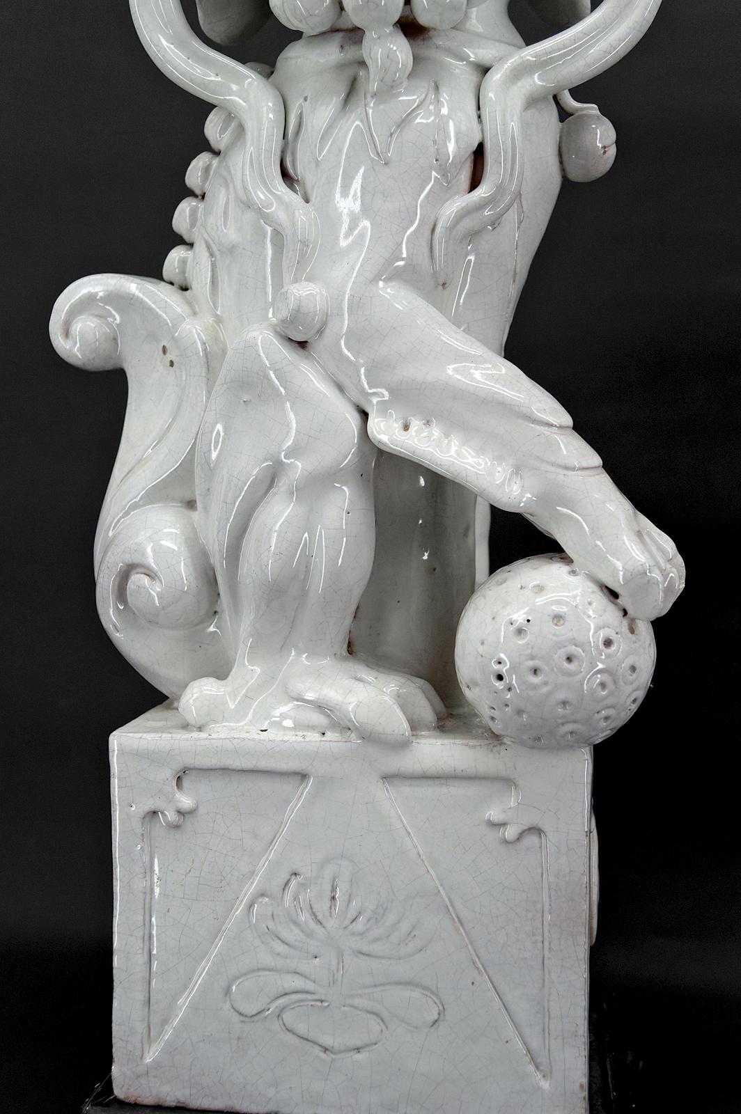 Paar Guardian Lions / Fo Dogs / Shizi, weiße Keramik, China, Qing-Ära, 19. Jahrhundert, Paar  im Angebot 2