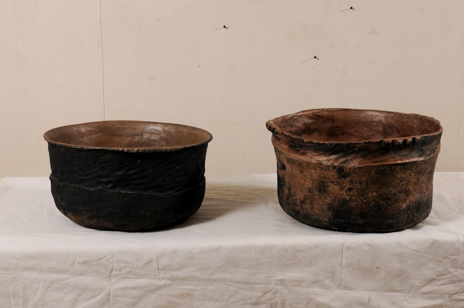Pair of Guatemalan Clay Cooking Pots from the Early 20th Century For Sale 2