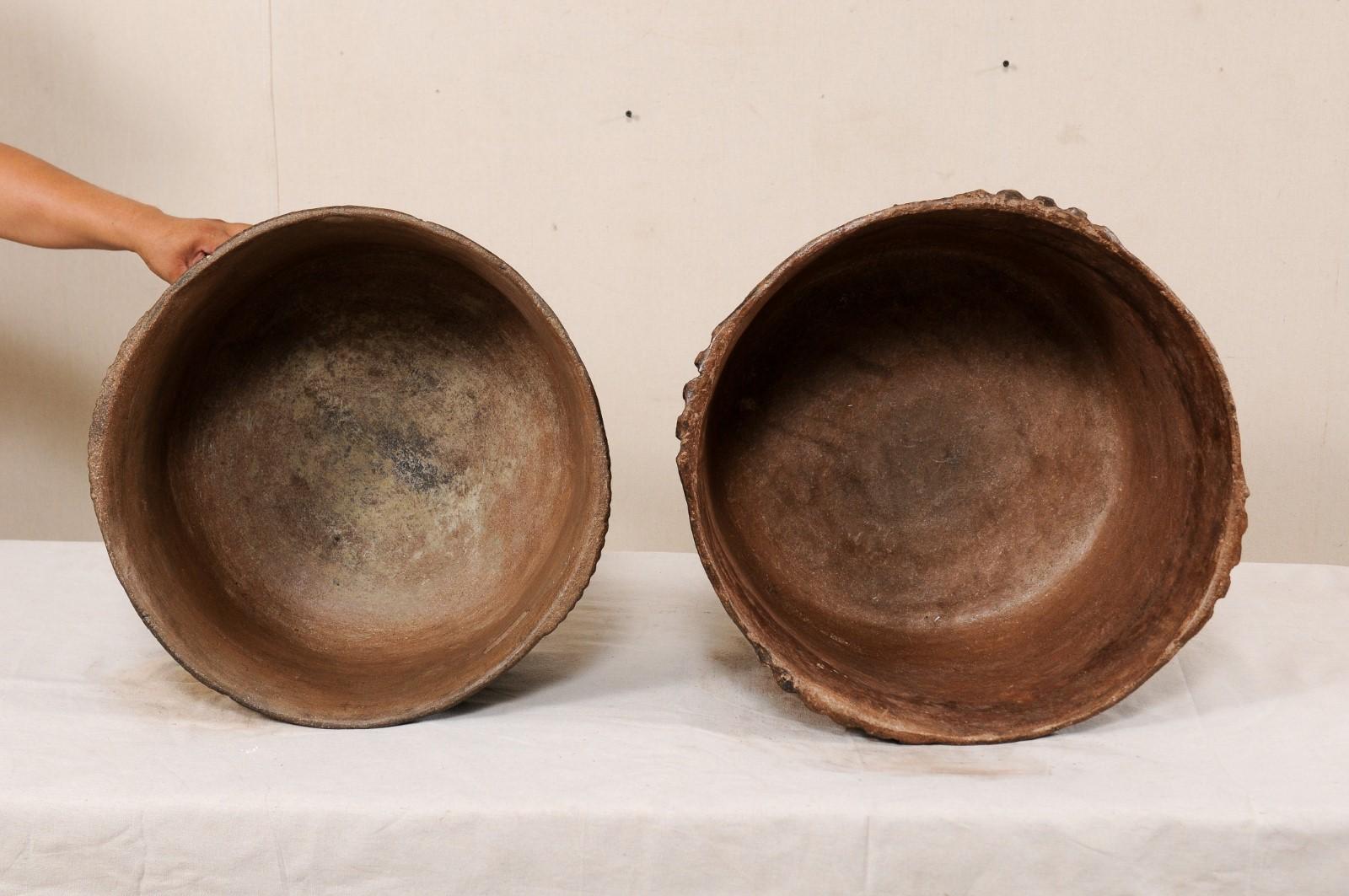 Pair of Guatemalan Clay Cooking Pots from the Early 20th Century For Sale 3
