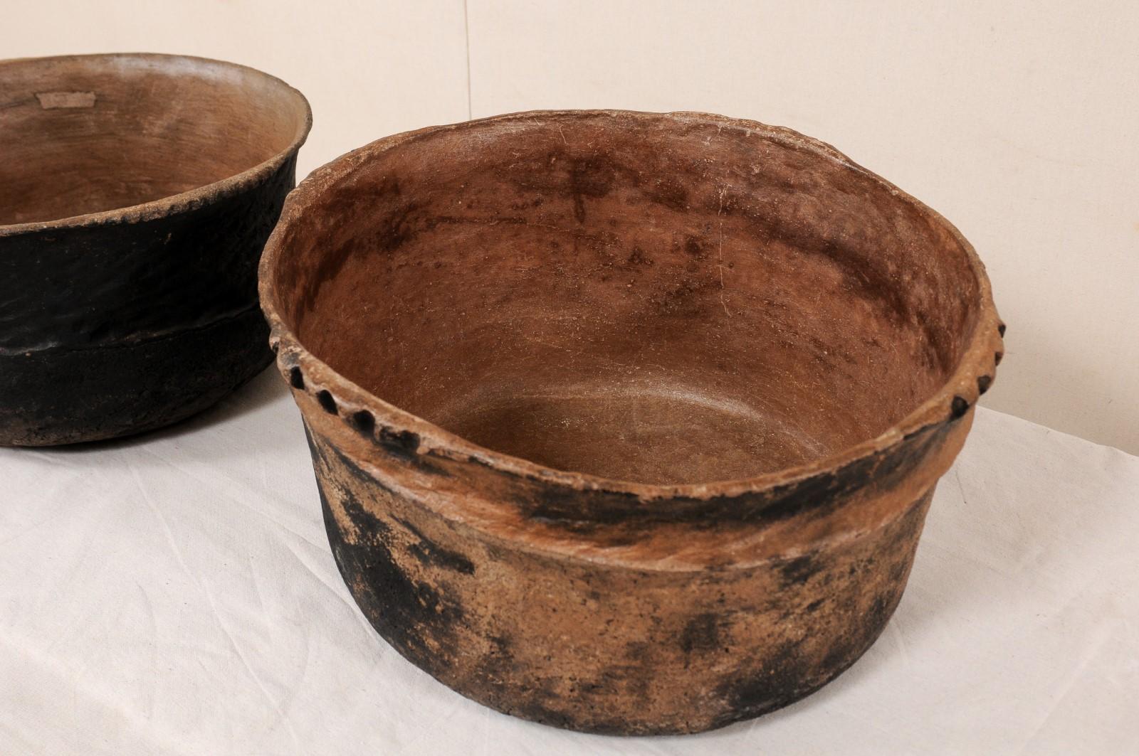 Pair of Guatemalan Clay Cooking Pots from the Early 20th Century In Good Condition For Sale In Atlanta, GA