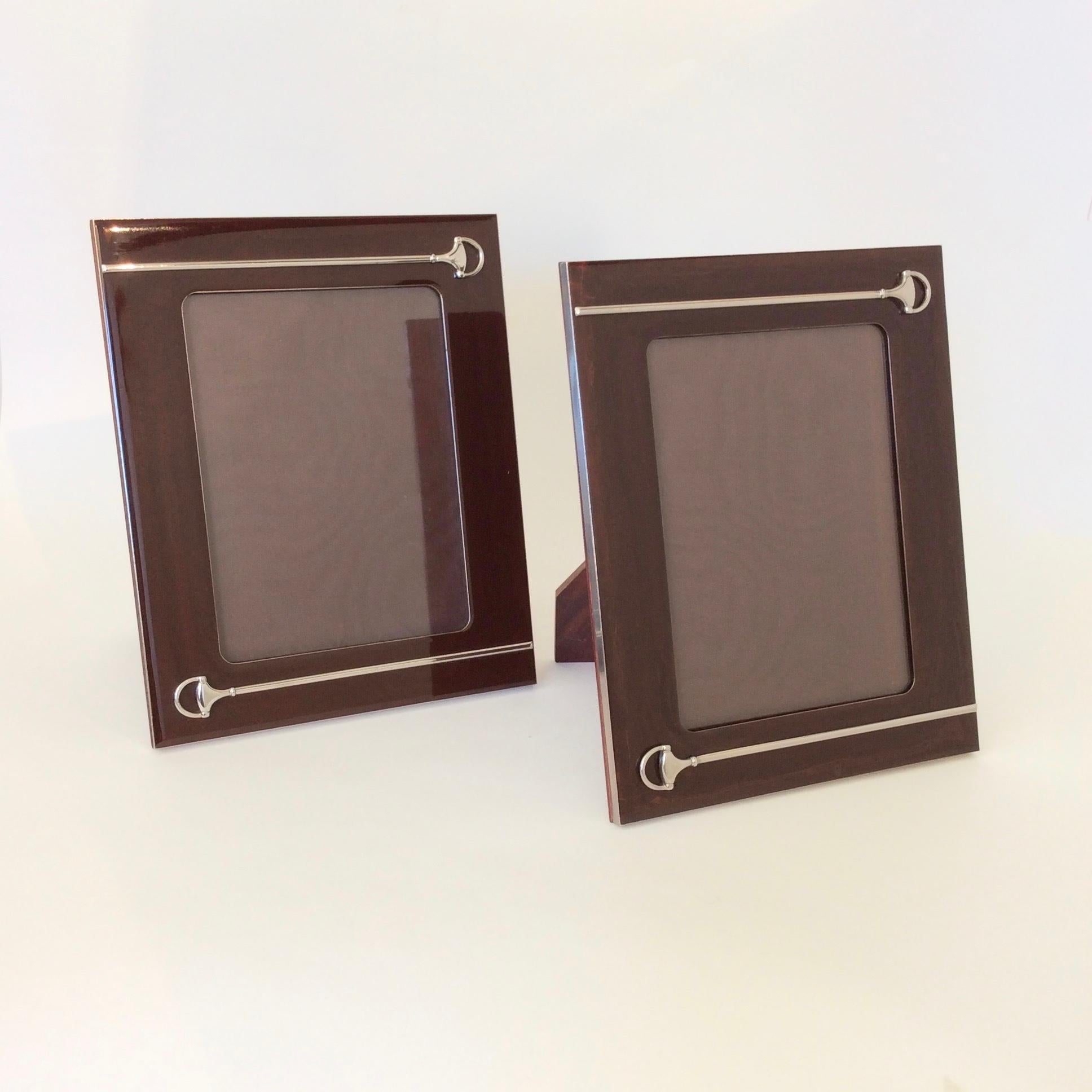 Elegant pair of Gucci equestrian motif picture frame, circa 1970, Italy.
Lacquered mahogany and silver plated metal.
Dimensions: 25 cm H, 20 cm W, 15 cm D.
Good condition.
We ship worldwide.