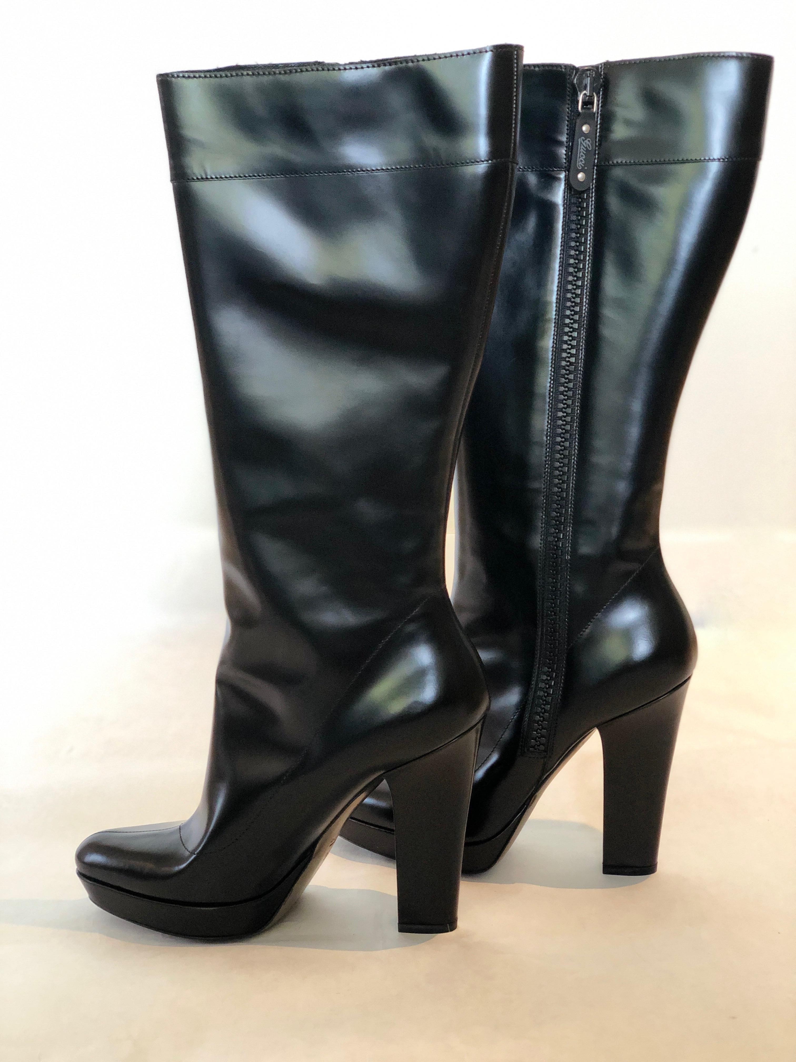 Pair of Gucci Shiny Black Side Zip Pointy Toe Platform and Heeled Knee Boots For Sale 3