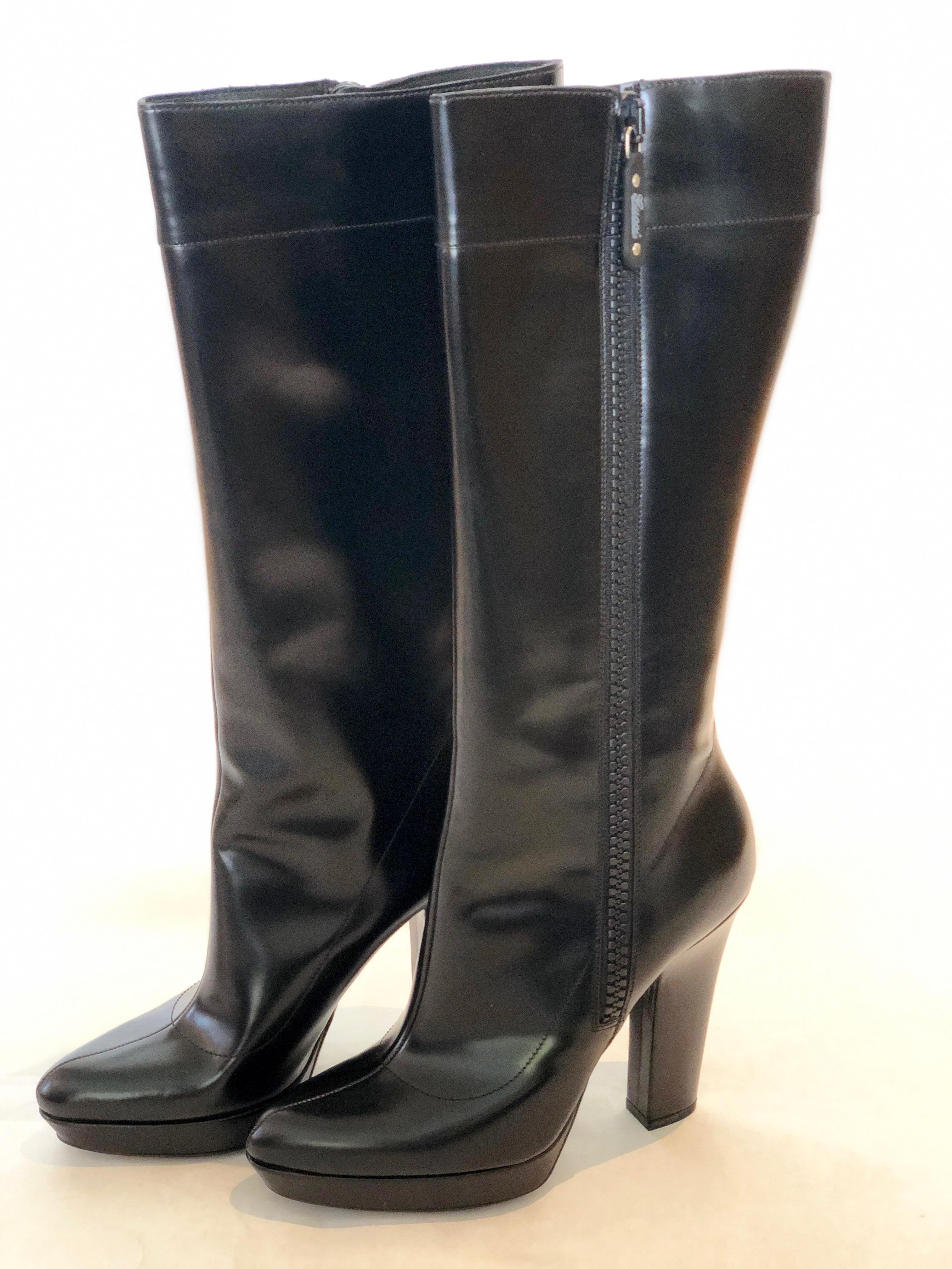 Pair of Gucci Shiny Black Side Zip Pointy Toe Platform and Heeled Knee Boots For Sale 4