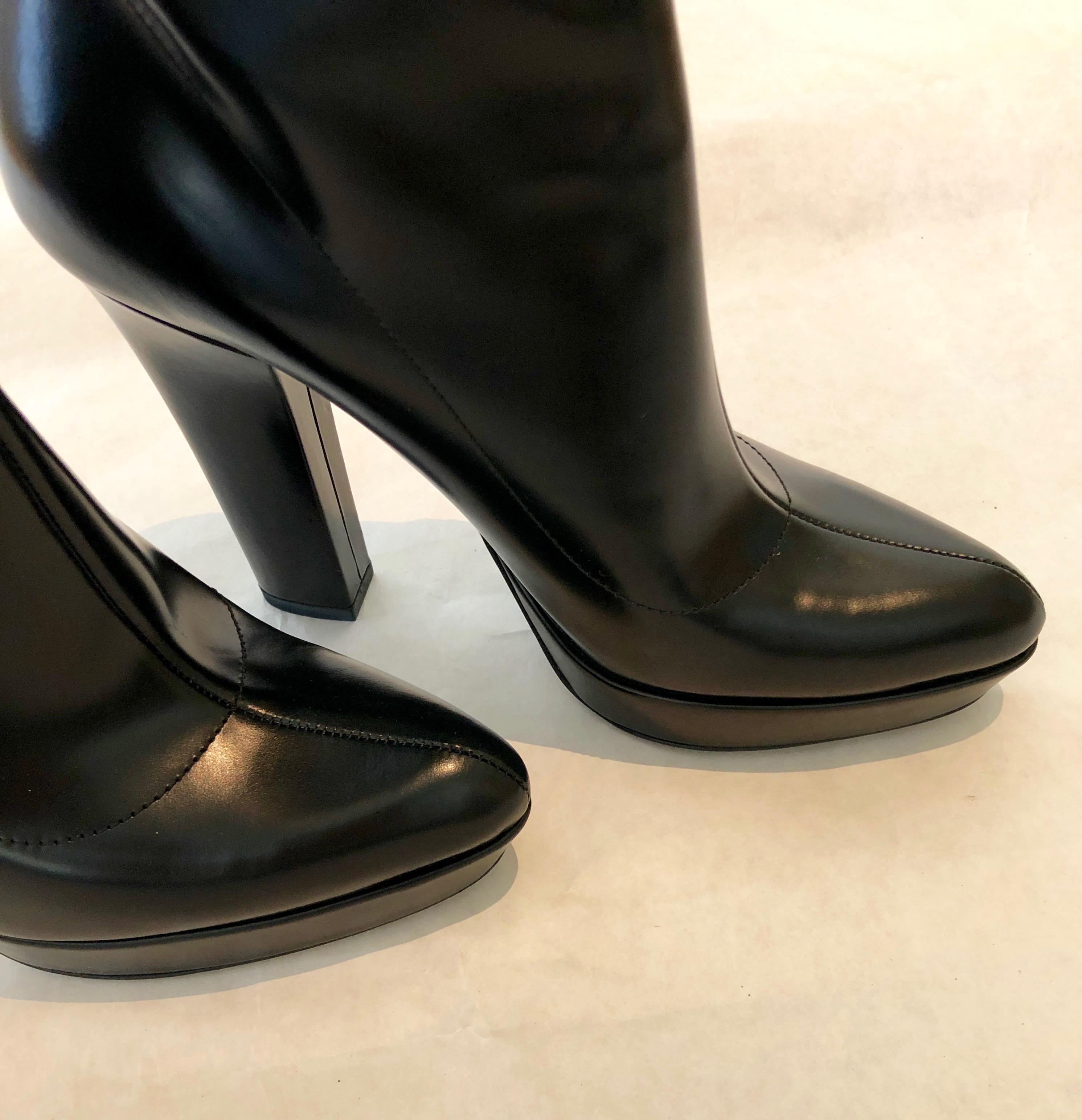 Pair of Gucci Shiny Black Side Zip Pointy Toe Platform and Heeled Knee Boots For Sale 9