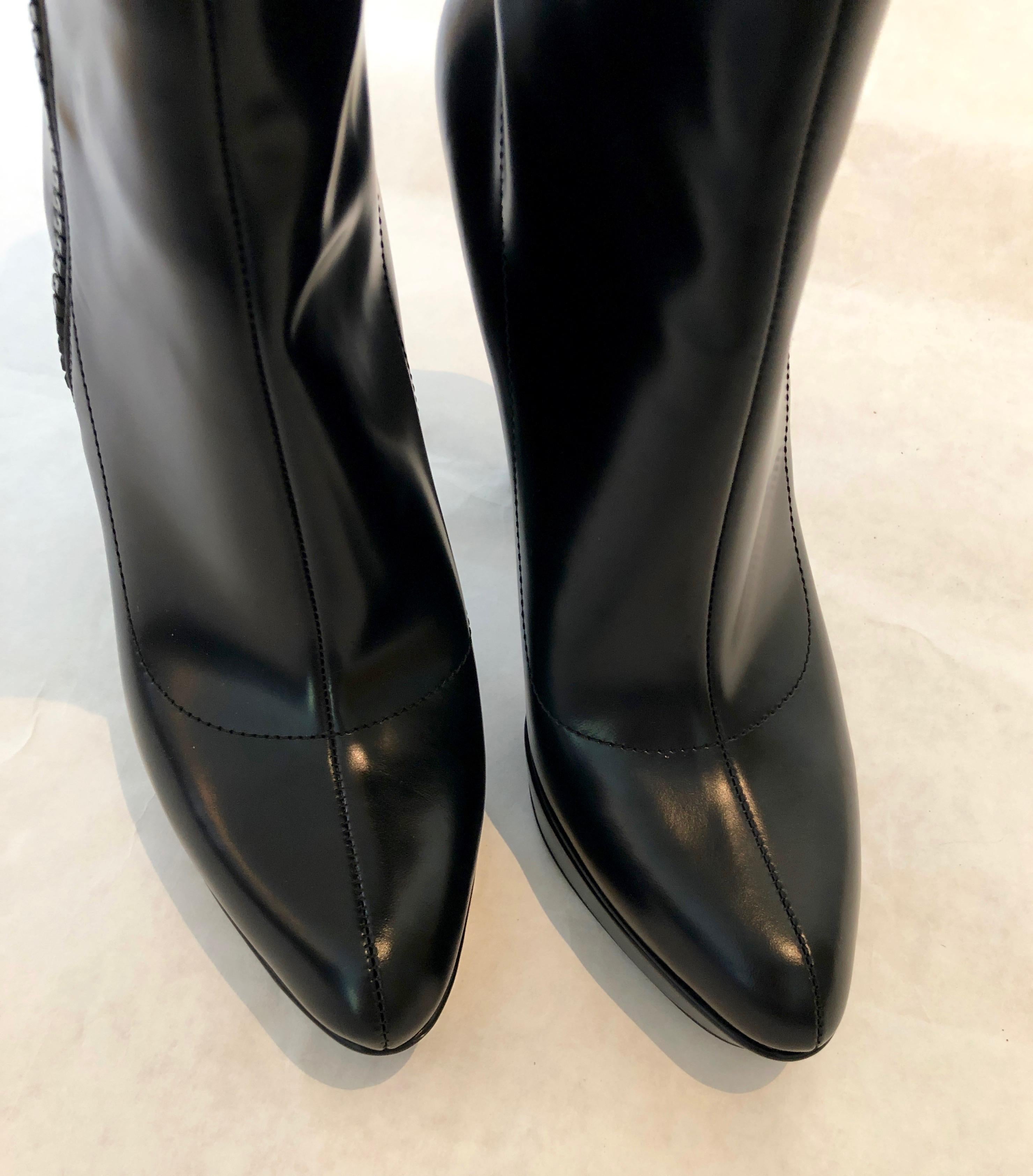 Pair of Gucci Shiny Black Side Zip Pointy Toe Platform and Heeled Knee Boots For Sale 10
