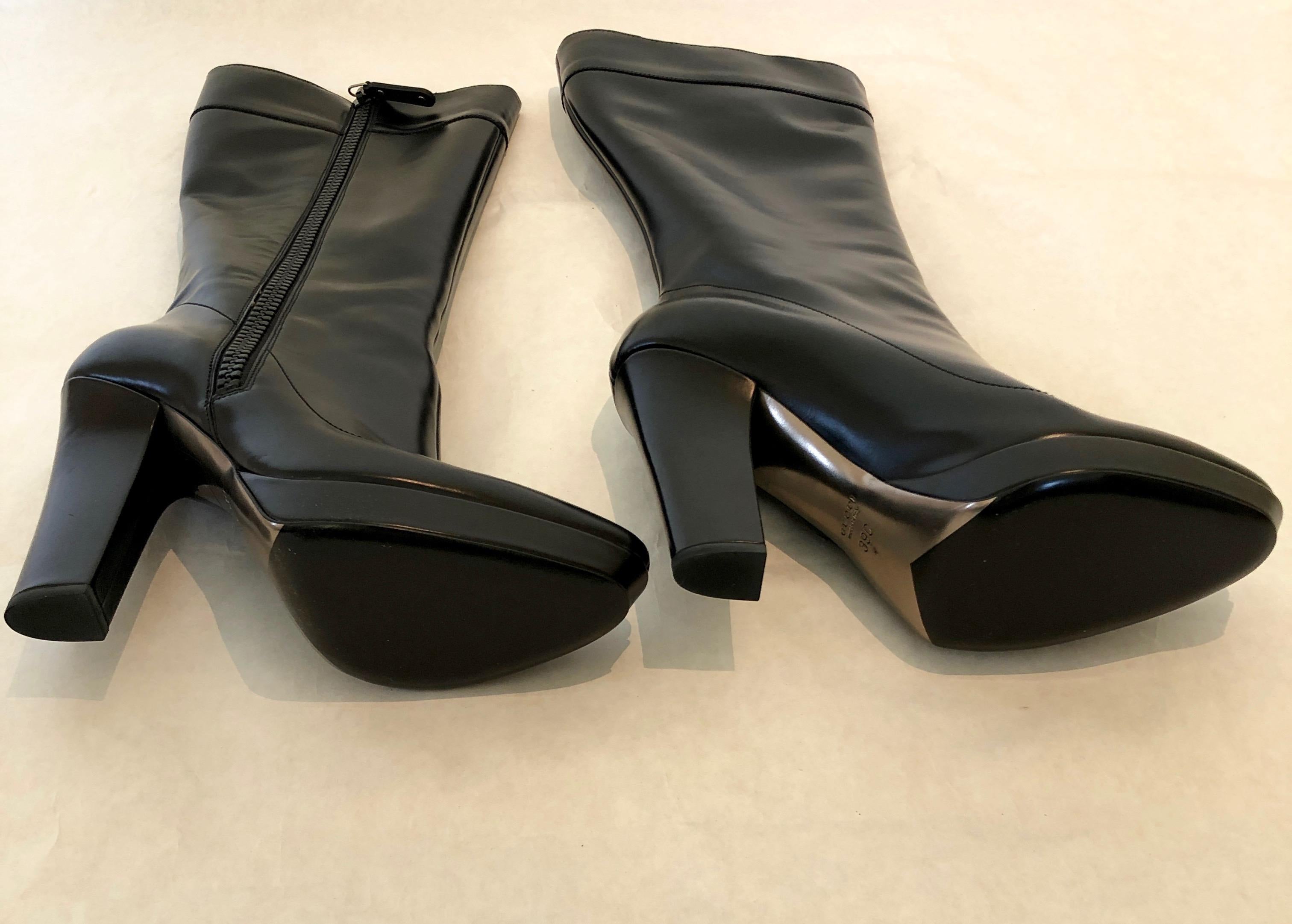 Pair of Gucci Shiny Black Side Zip Pointy Toe Platform and Heeled Knee Boots For Sale 11