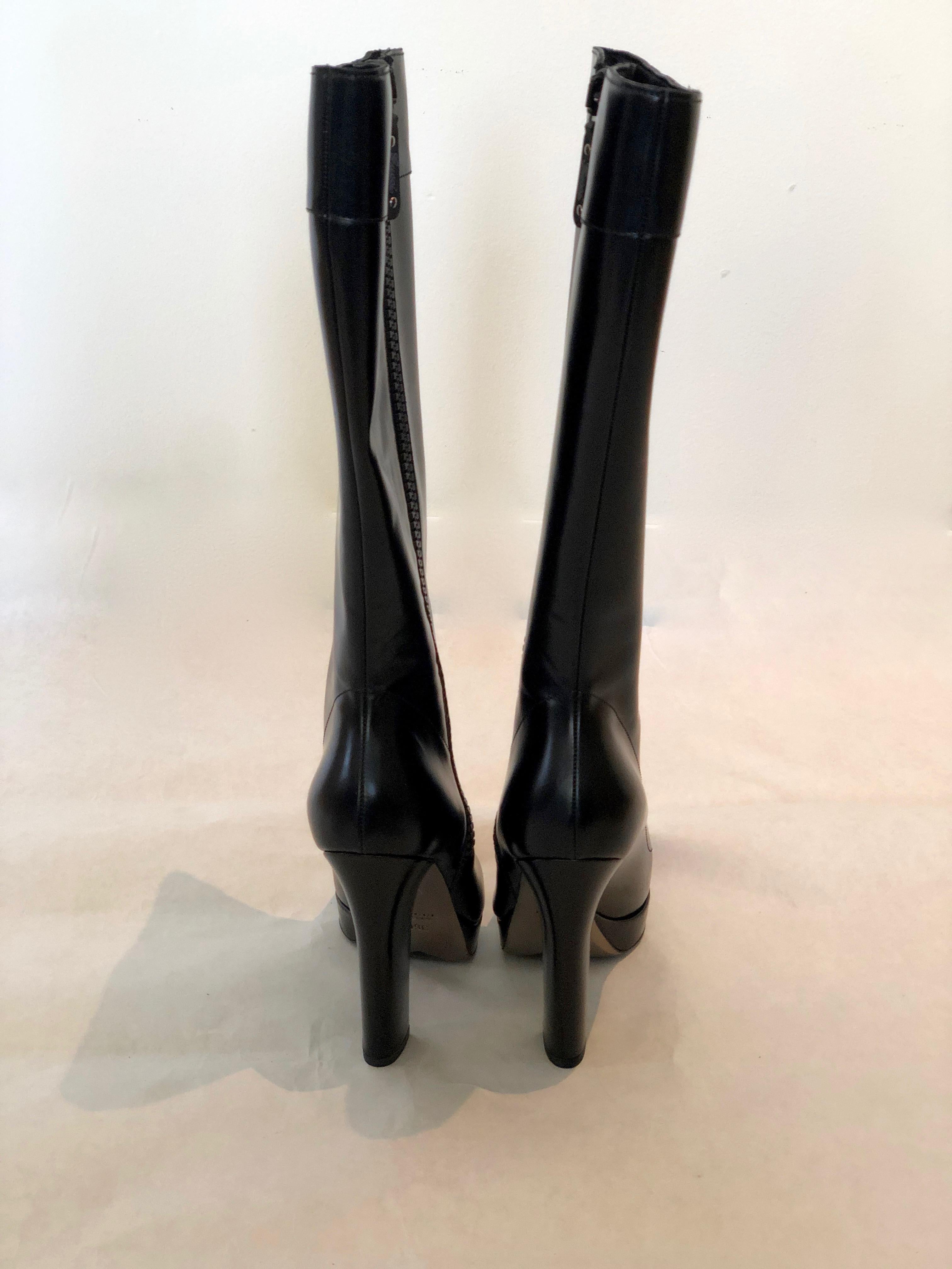 Pair of Gucci Shiny Black Side Zip Pointy Toe Platform and Heeled Knee Boots In Excellent Condition For Sale In Houston, TX