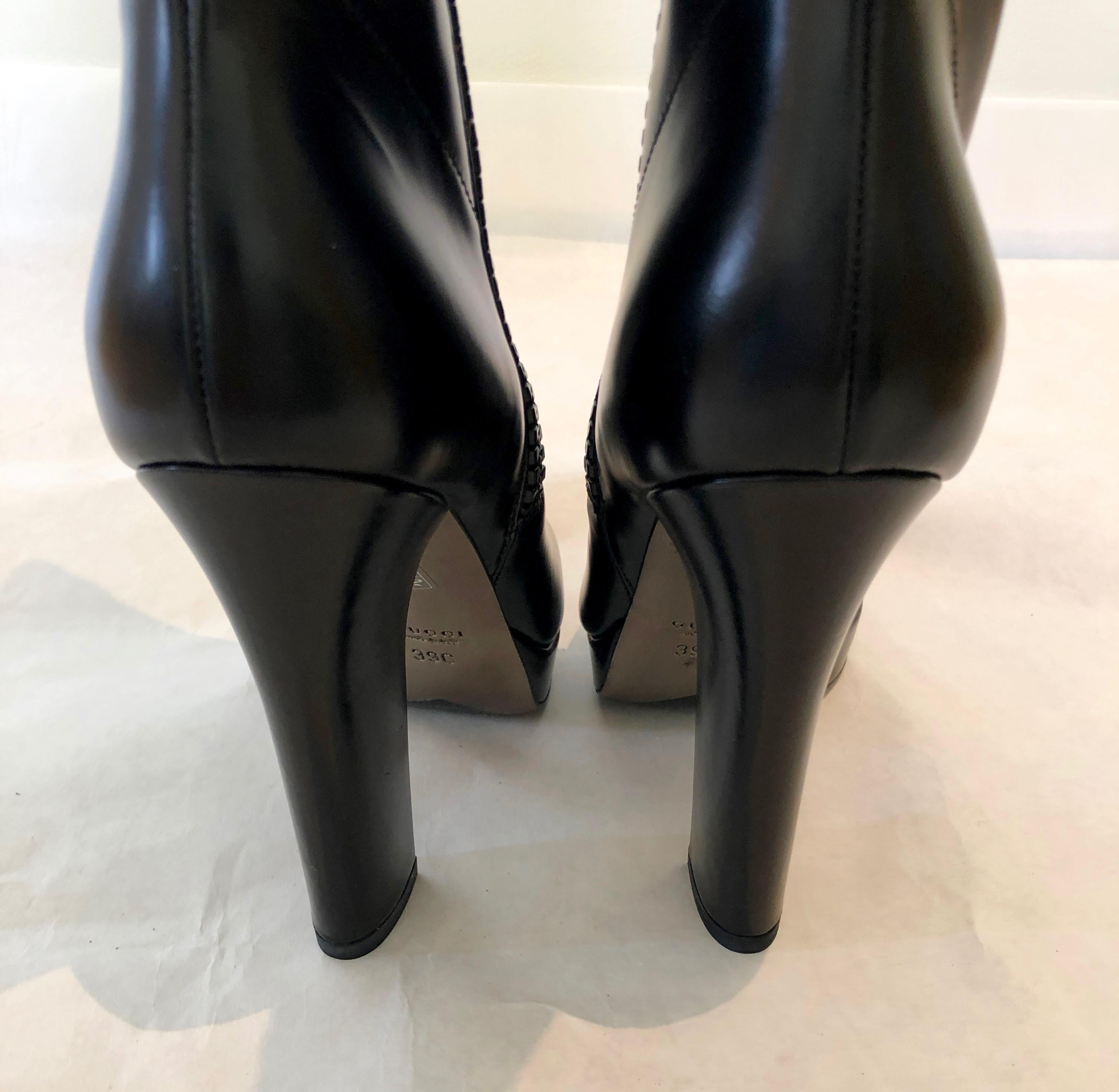 Women's or Men's Pair of Gucci Shiny Black Side Zip Pointy Toe Platform and Heeled Knee Boots For Sale