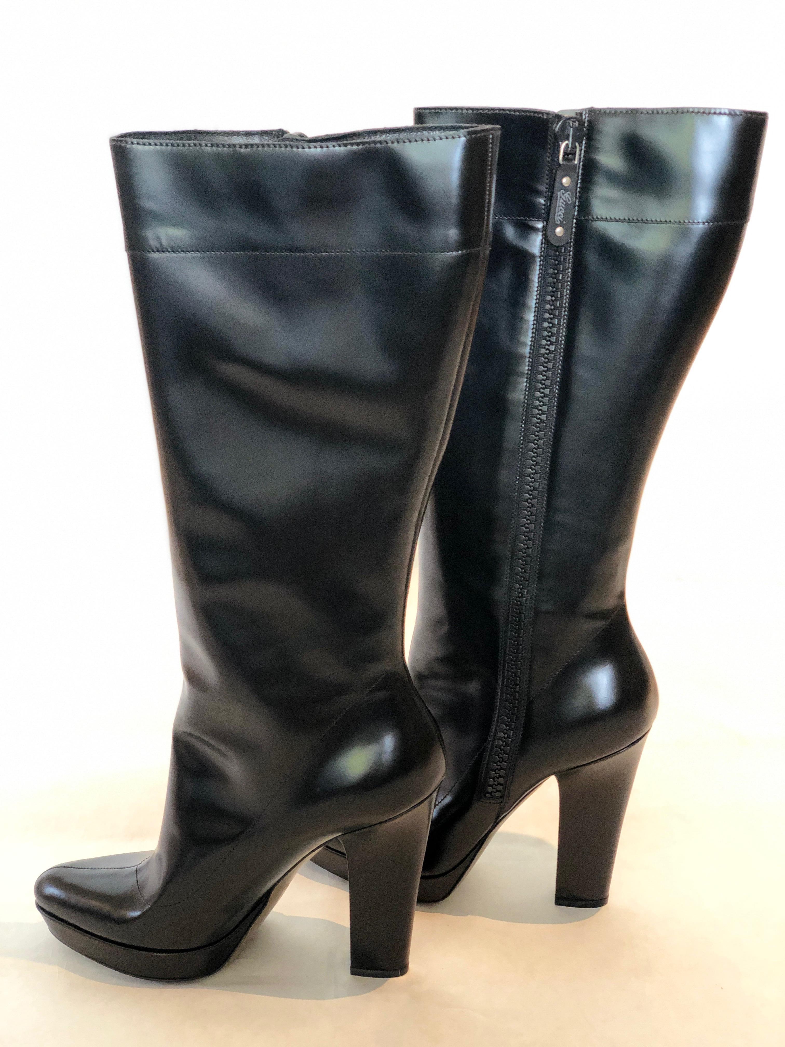 Pair of Gucci Shiny Black Side Zip Pointy Toe Platform and Heeled Knee Boots For Sale 2