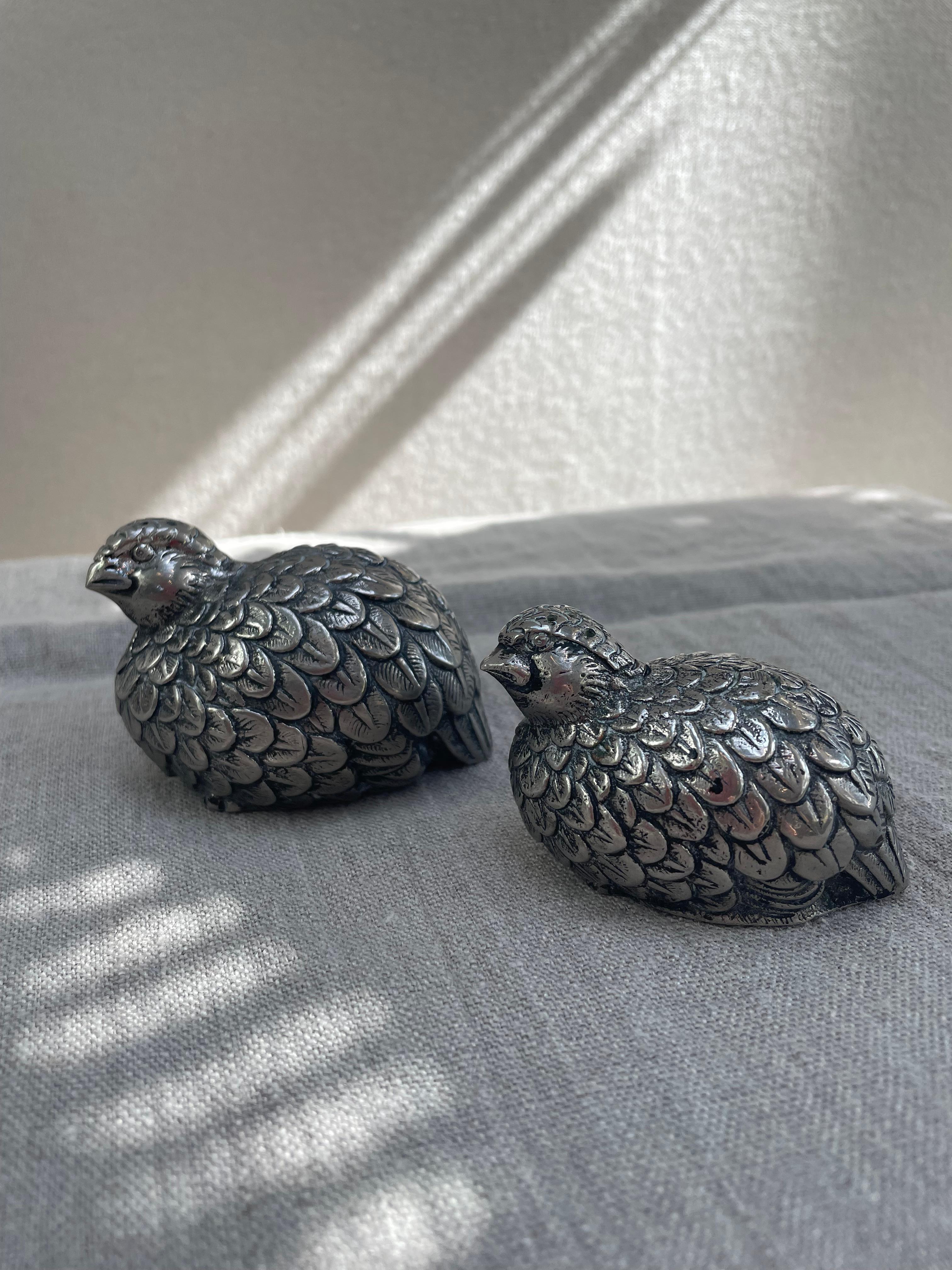 Ecco un'inserzione in stile 1stDibs per il tuo paio di Gucci:

⸻

Coppia di Shakers in argento sterling con figura di quaglia, Italia, anni '70

Un'affascinante coppia di saliere e pepiere figurate di Gucci, realizzate in Italia negli anni Settanta.