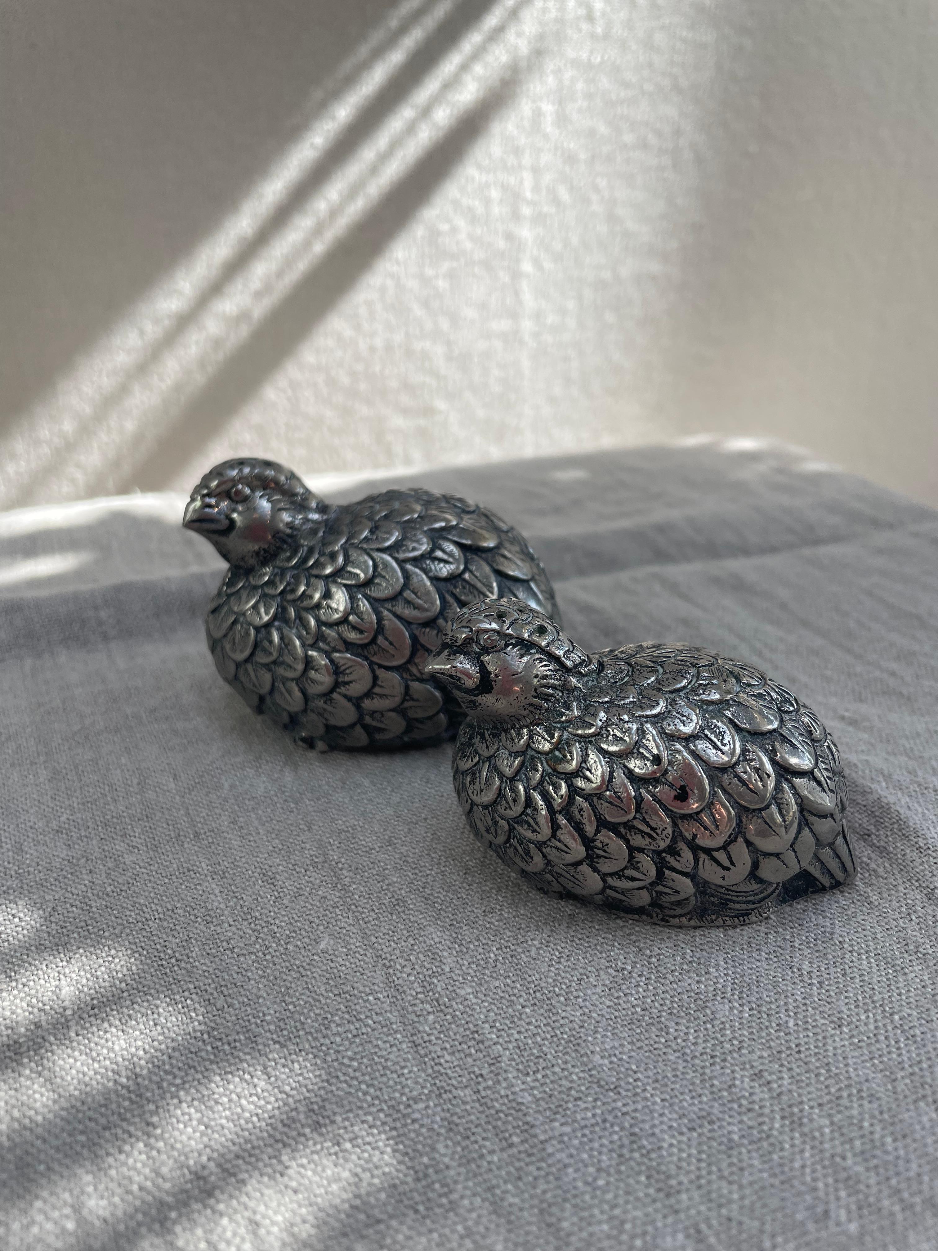 Hollywood Regency Coppia di Shakers in argento con figure di quaglie, Italia, anni '70 in vendita