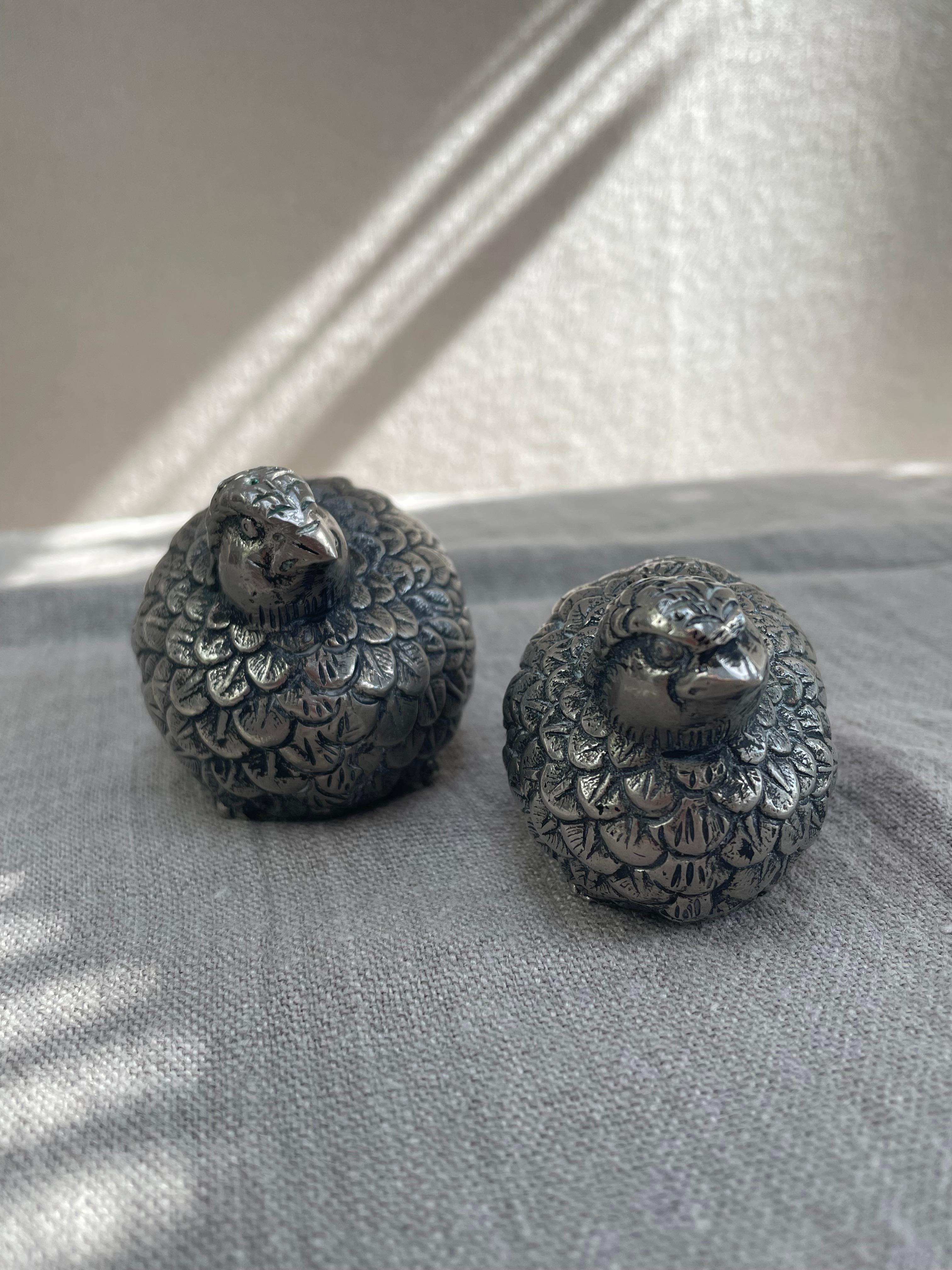 Sconosciuto Coppia di Shakers in argento con figure di quaglie, Italia, anni '70 in vendita