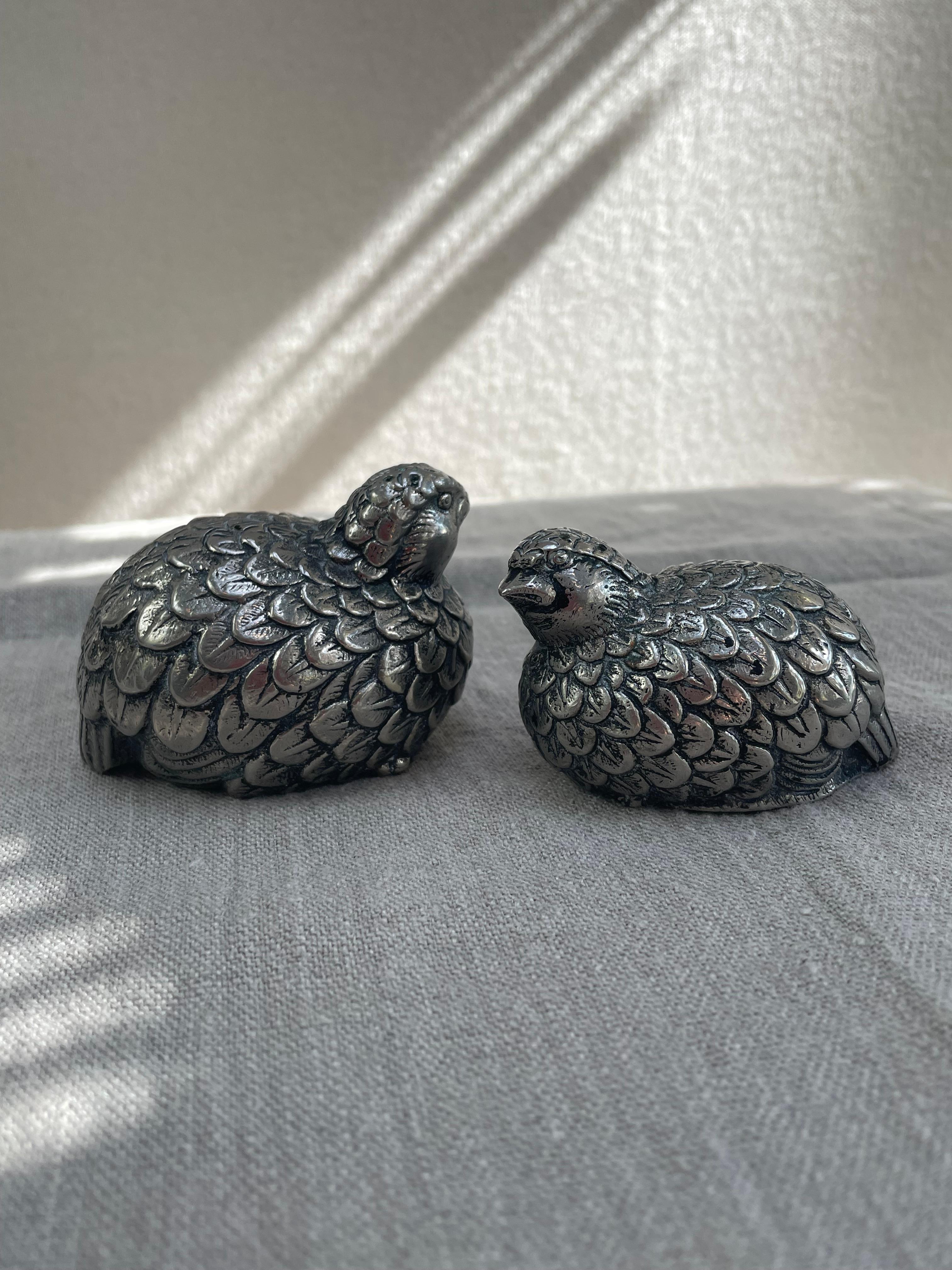 Coppia di Shakers in argento con figure di quaglie, Italia, anni '70 In condizioni buone in vendita a Northport, MI