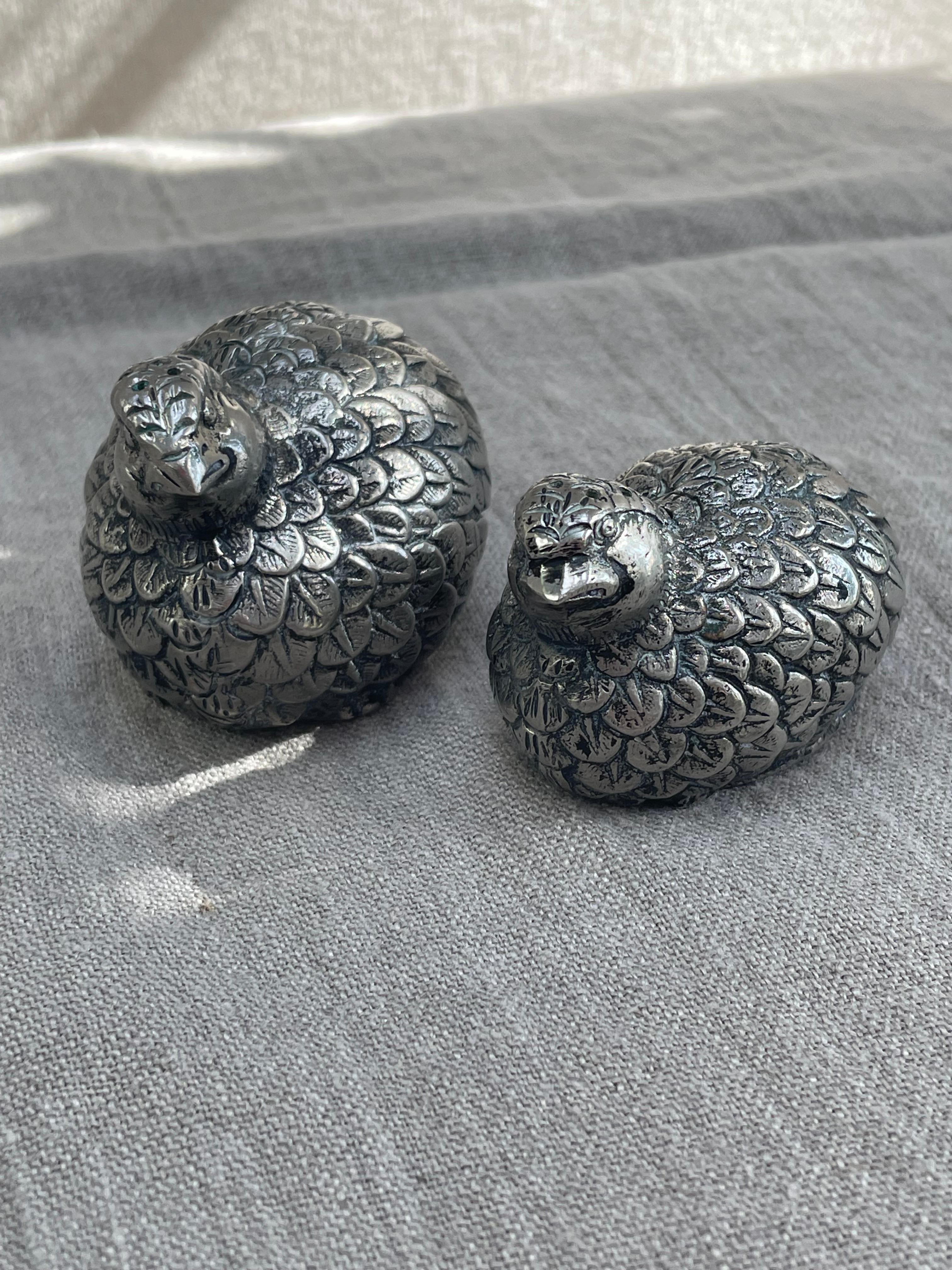 Placcato argento Coppia di Shakers in argento con figure di quaglie, Italia, anni '70 in vendita