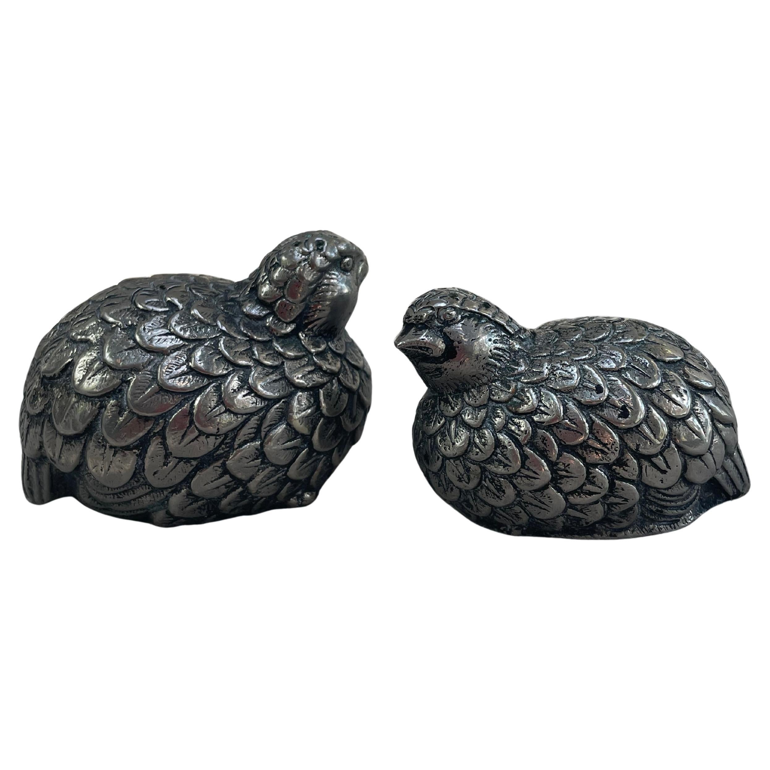 Coppia di Shakers in argento con figure di quaglie, Italia, anni '70 in vendita