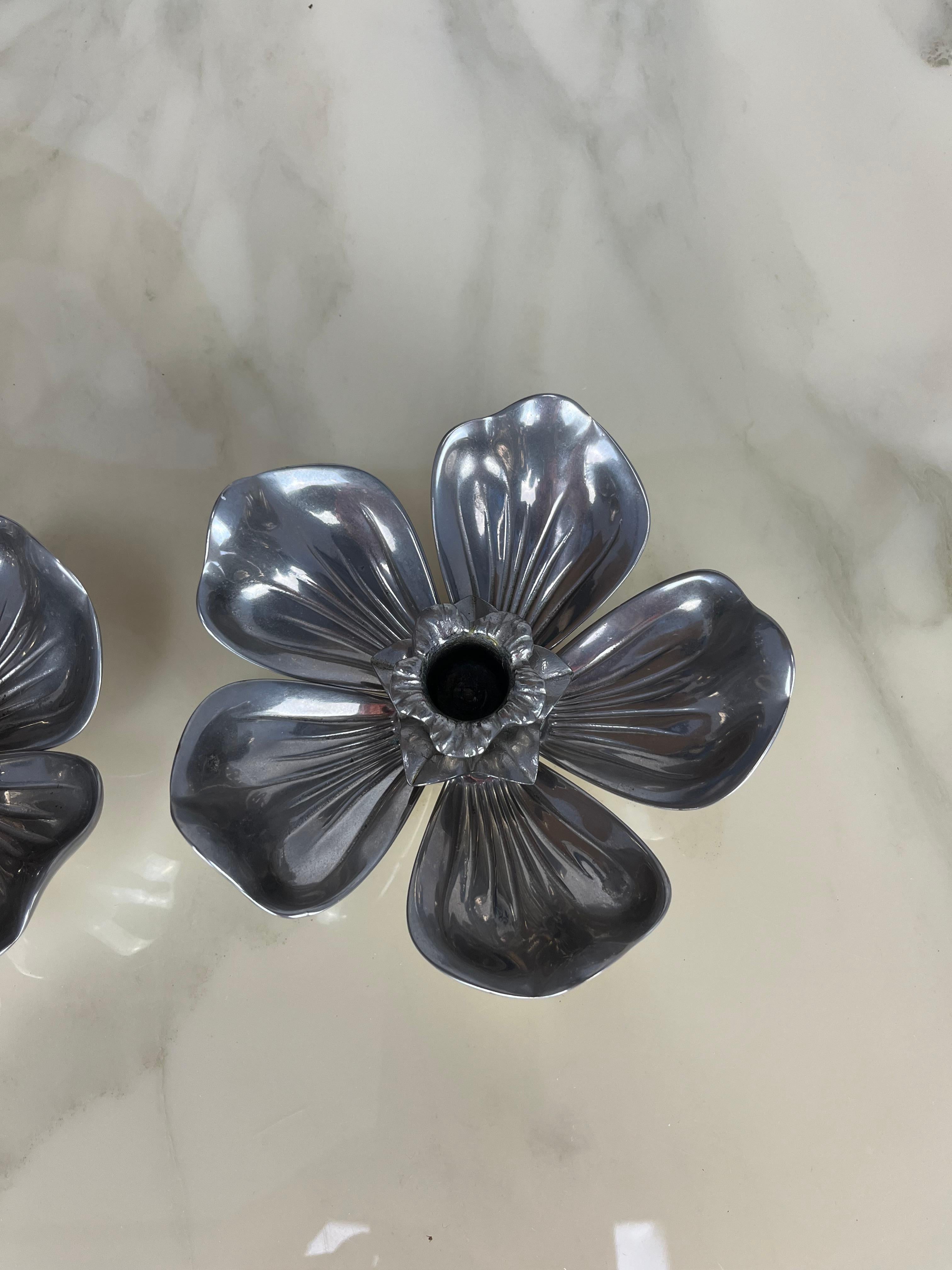 Coppia di portacandele Flower in metallo argentato di Gucci con posacenere a petali, anni '60 in vendita 3