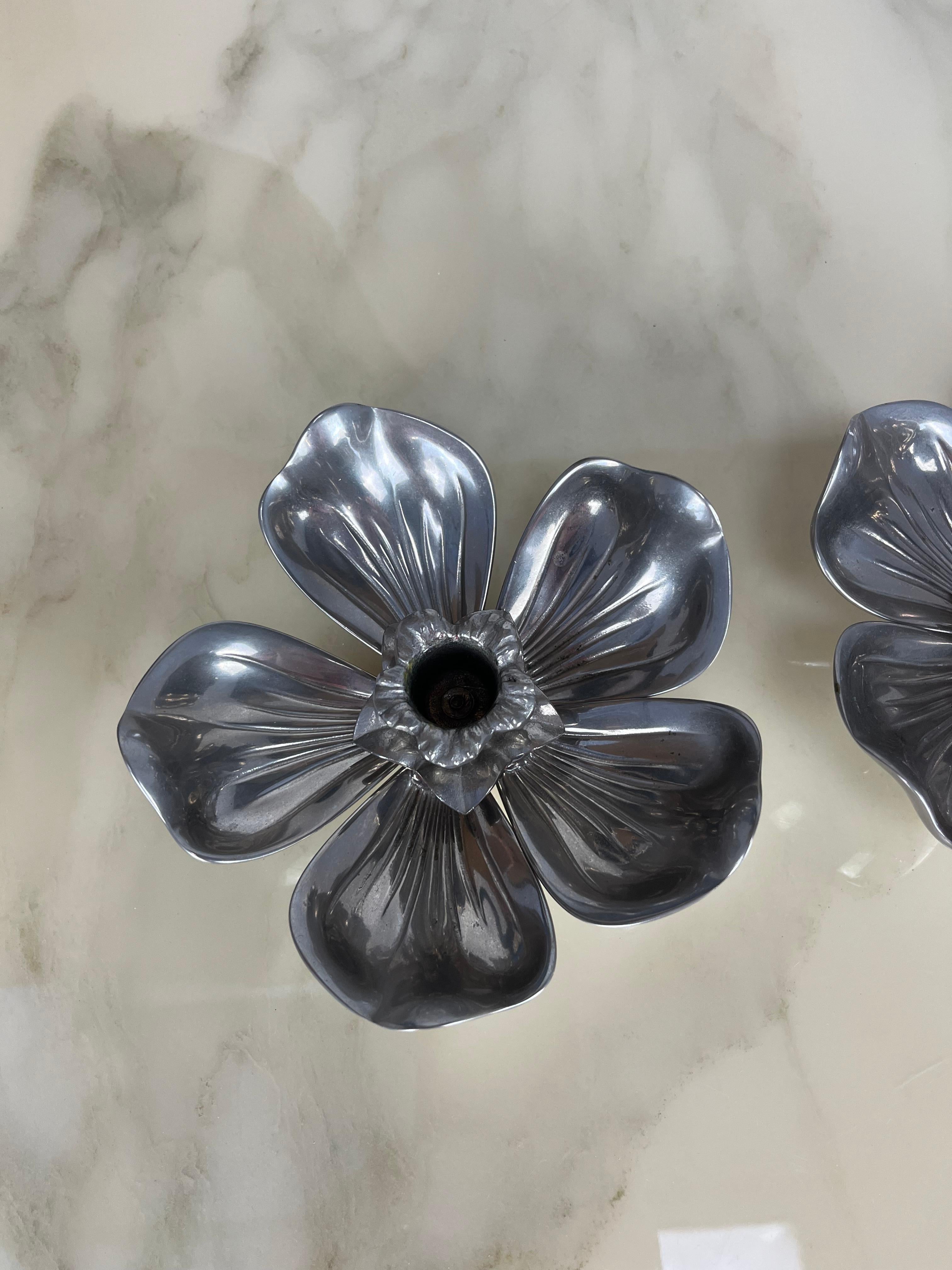 Coppia di portacandele Flower in metallo argentato di Gucci con posacenere a petali, anni '60 in vendita 4