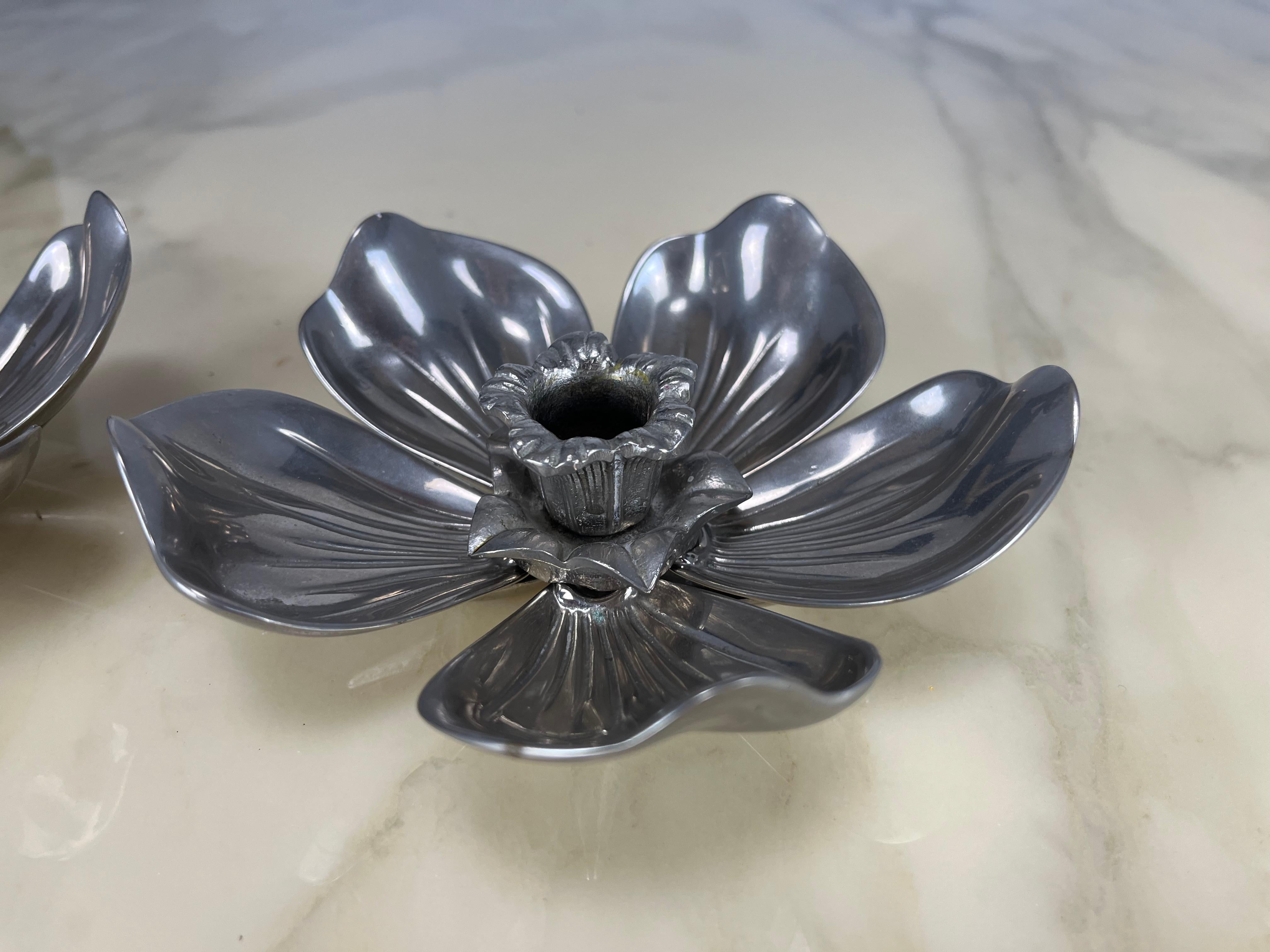 Coppia di portacandele Flower in metallo argentato di Gucci con posacenere a petali, anni '60 in vendita 6