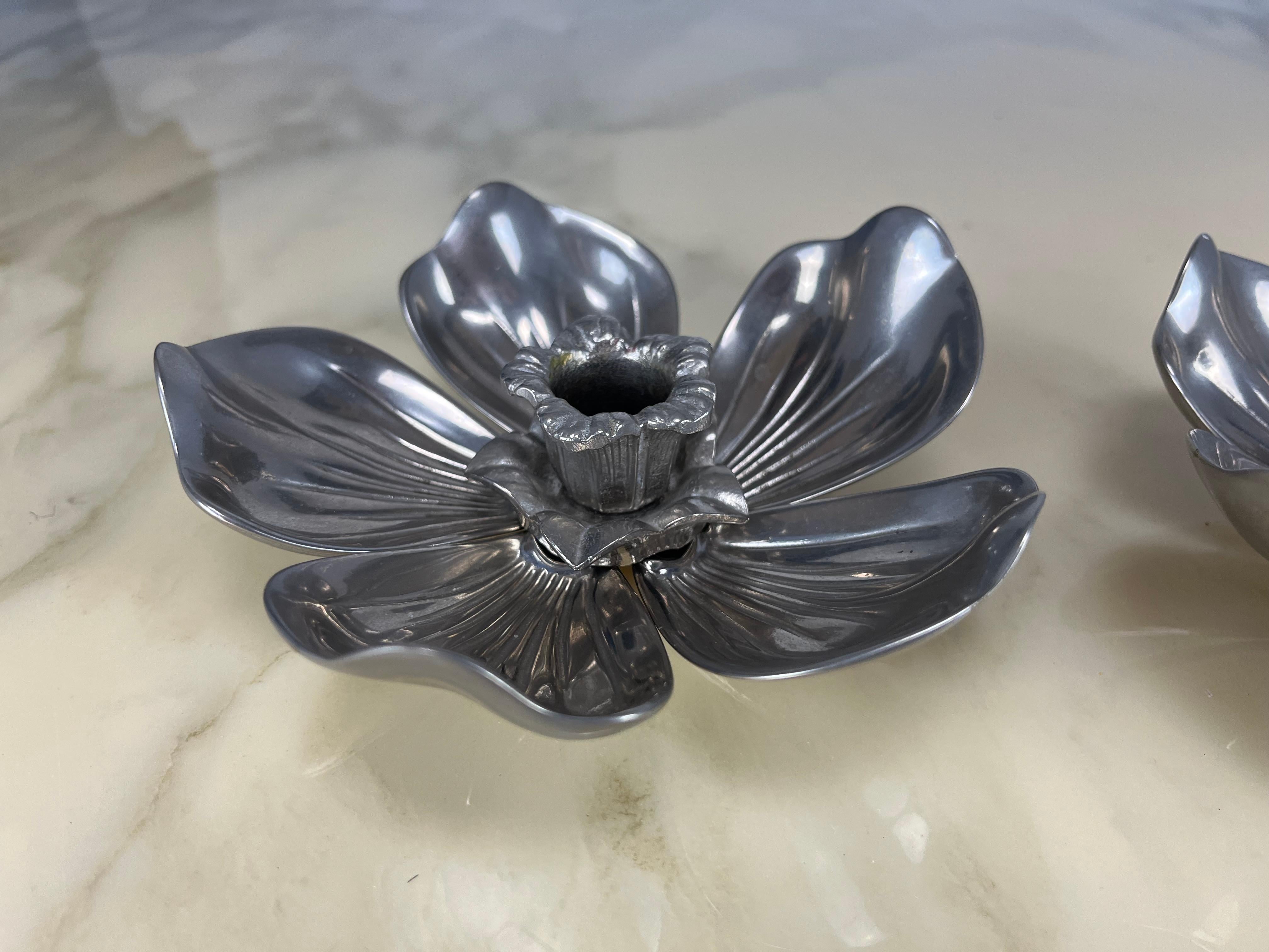 Coppia di portacandele Flower in metallo argentato di Gucci con posacenere a petali, anni '60 in vendita 7