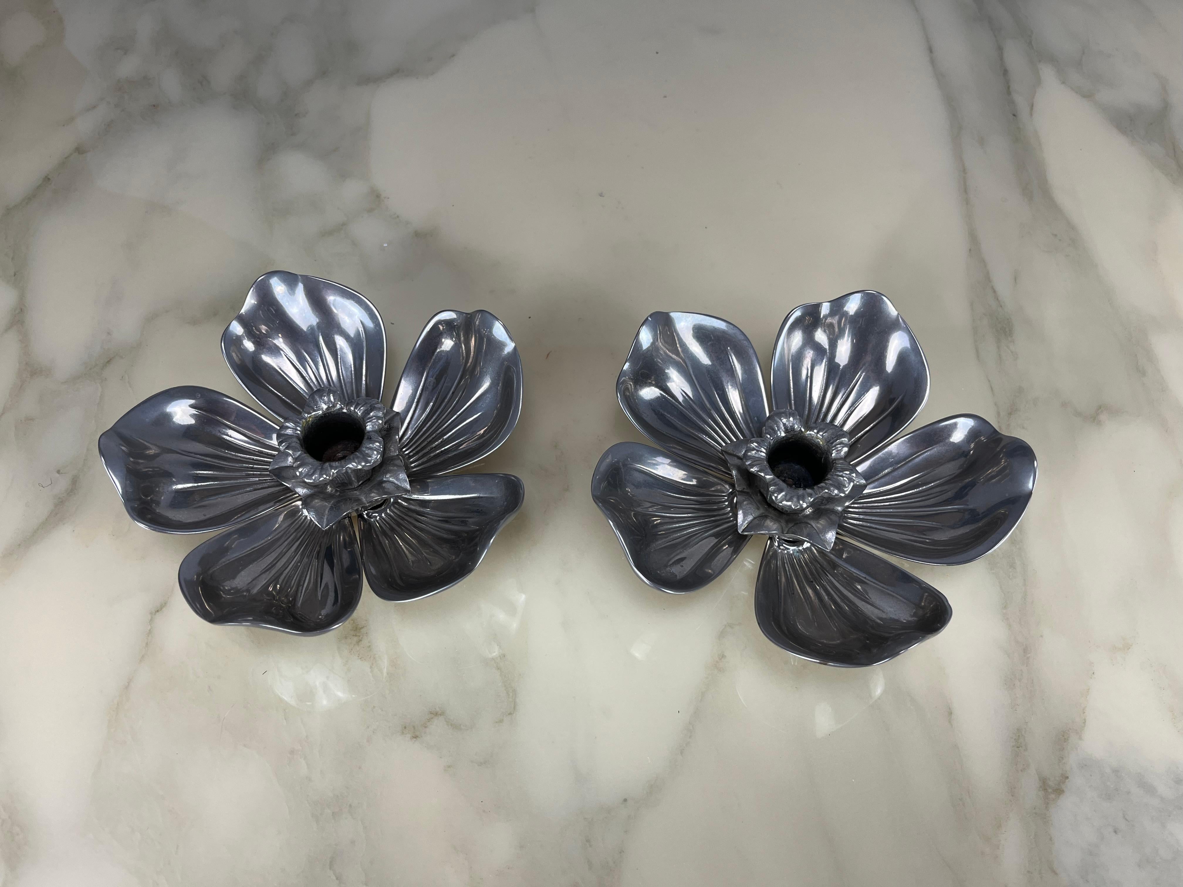 Coppia di portacandele Flower in metallo argentato di Gucci con posacenere a petali, anni '60 in vendita 8