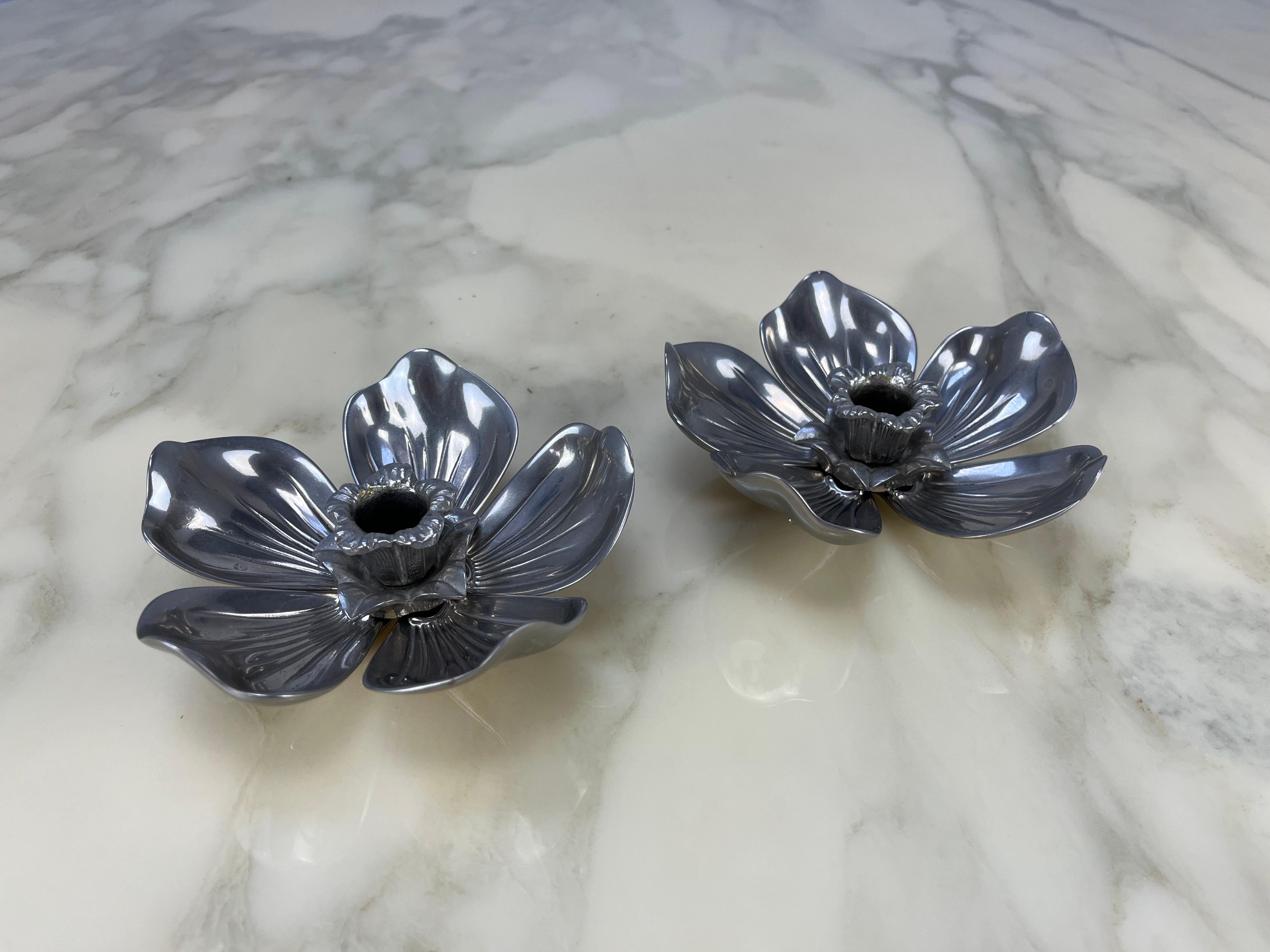 Rara coppia di portacandele a fiore in metallo con posacenere a petali rimovibile, nello stile di Gucci. Ottime condizioni. 
Misure: altezza 4,9 cm, diametro 14,5 cm.