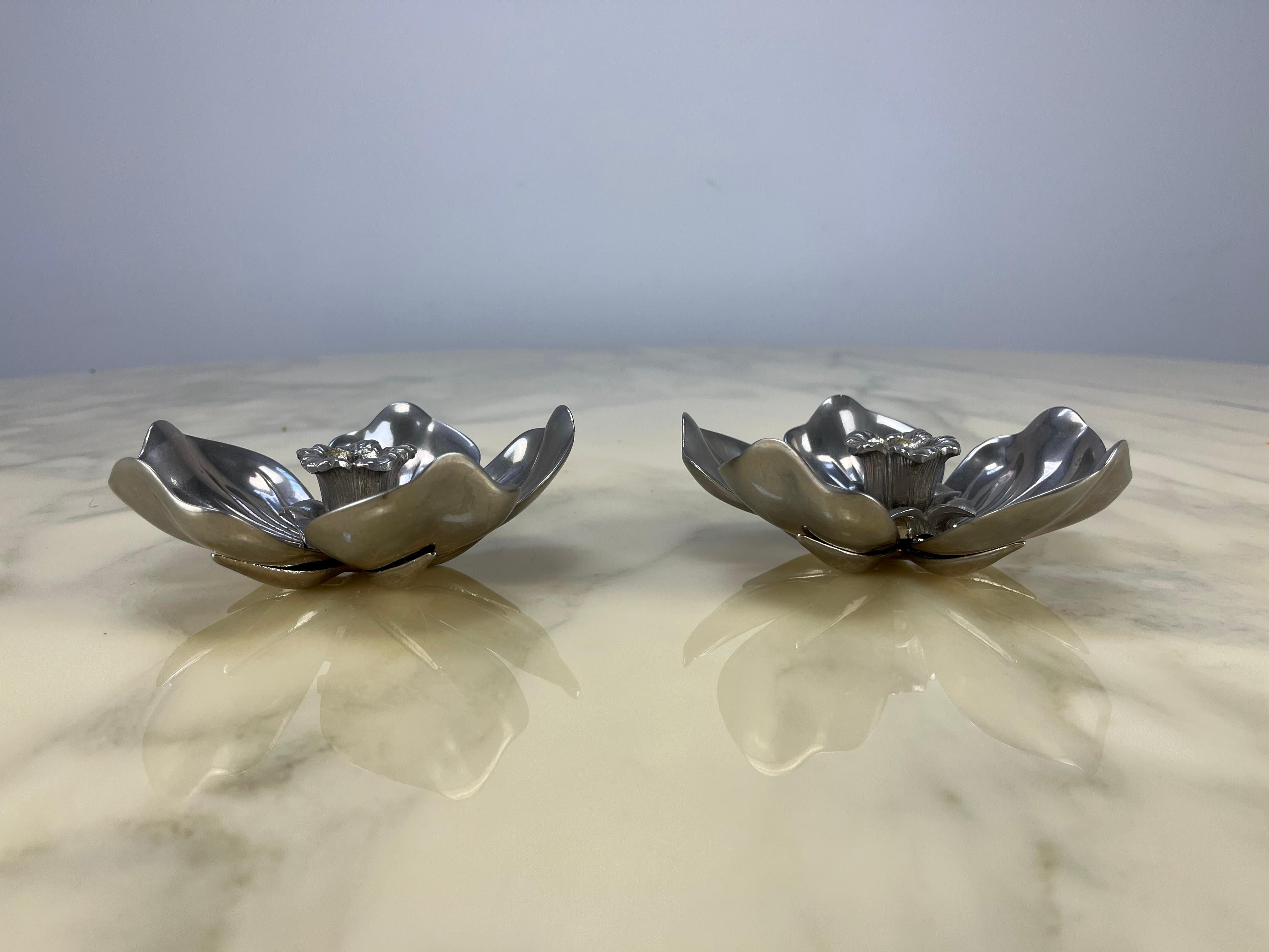 Mid-Century moderno Coppia di portacandele Flower in metallo argentato di Gucci con posacenere a petali, anni '60 in vendita