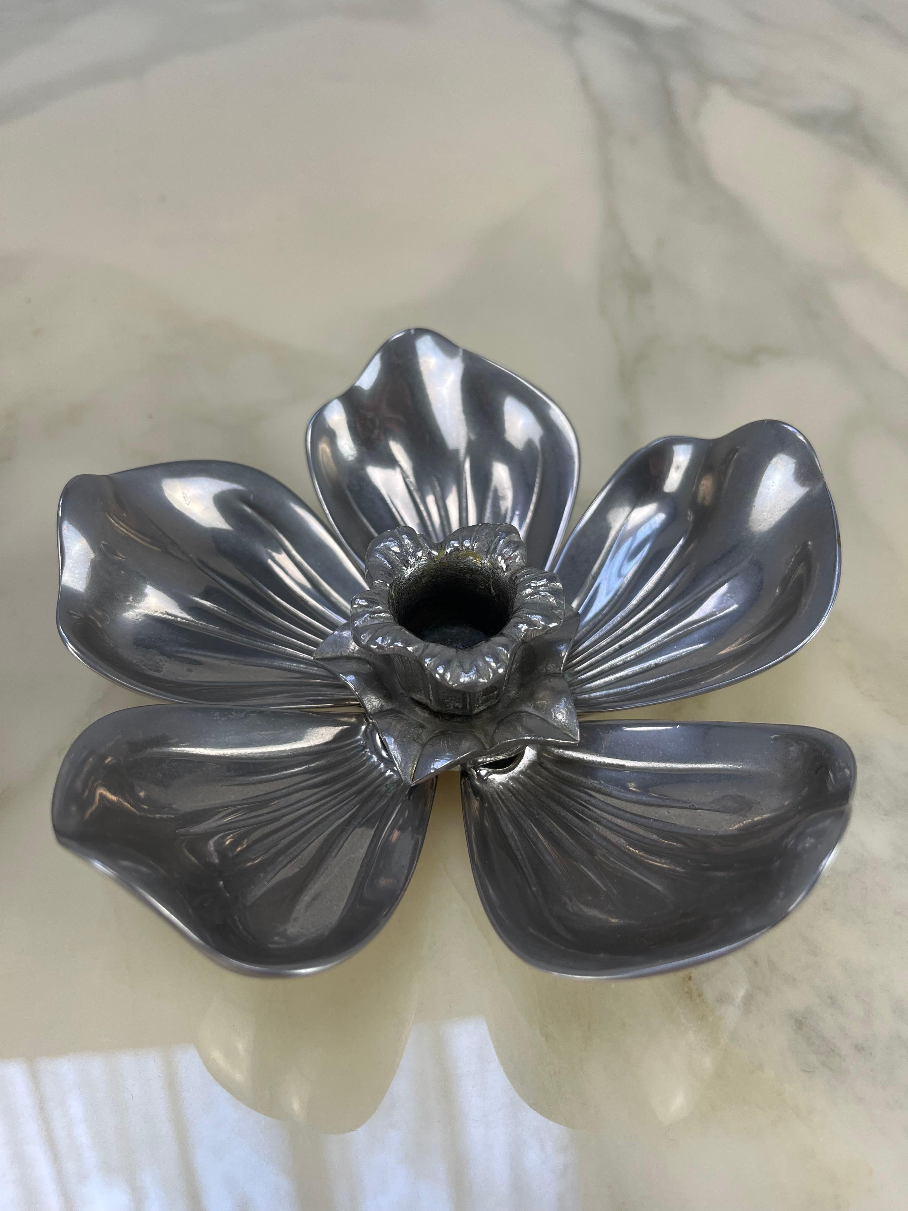 Coppia di portacandele Flower in metallo argentato di Gucci con posacenere a petali, anni '60 In condizioni buone in vendita a BELFORT, FR