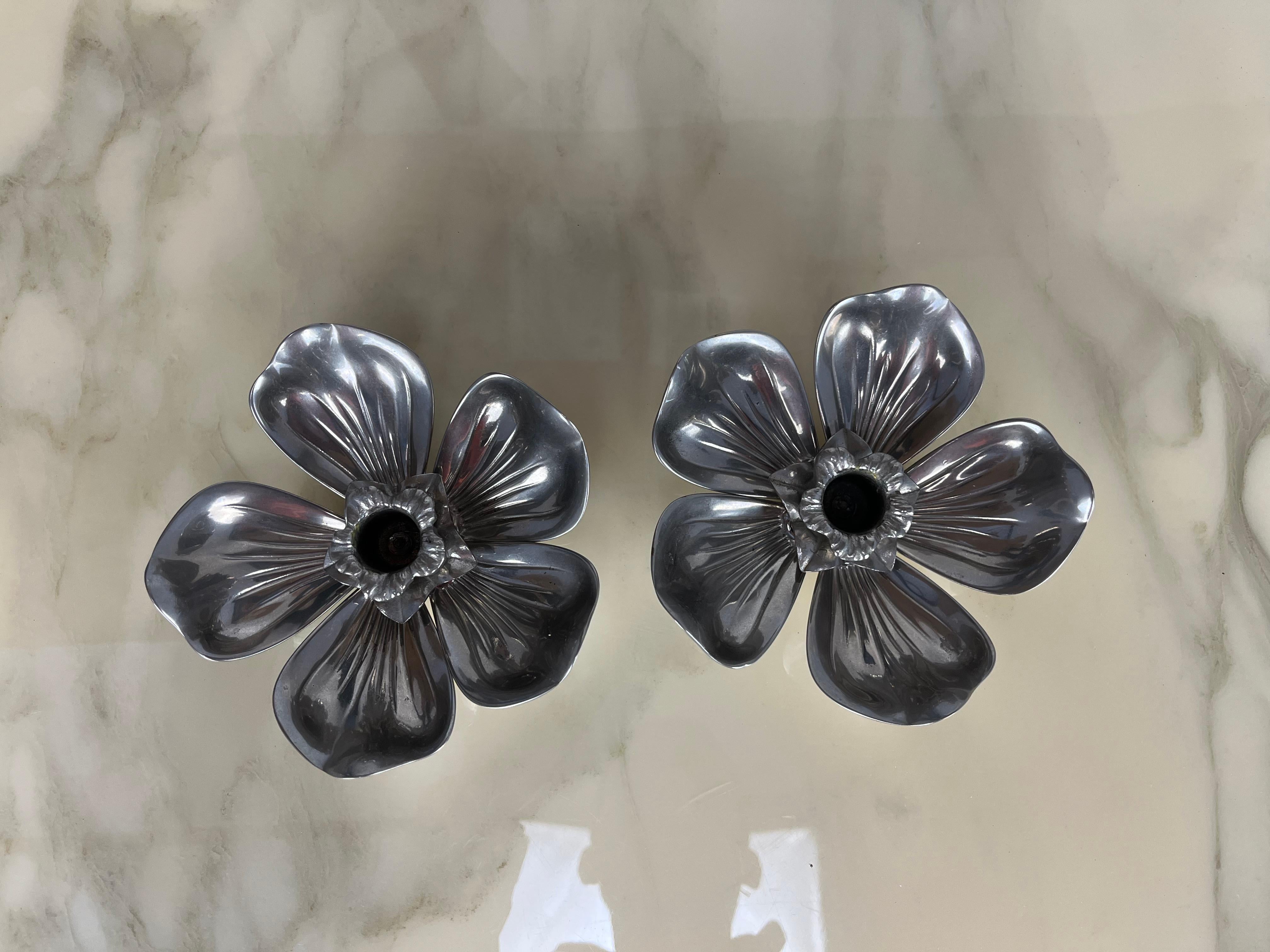 Coppia di portacandele Flower in metallo argentato di Gucci con posacenere a petali, anni '60 in vendita 1